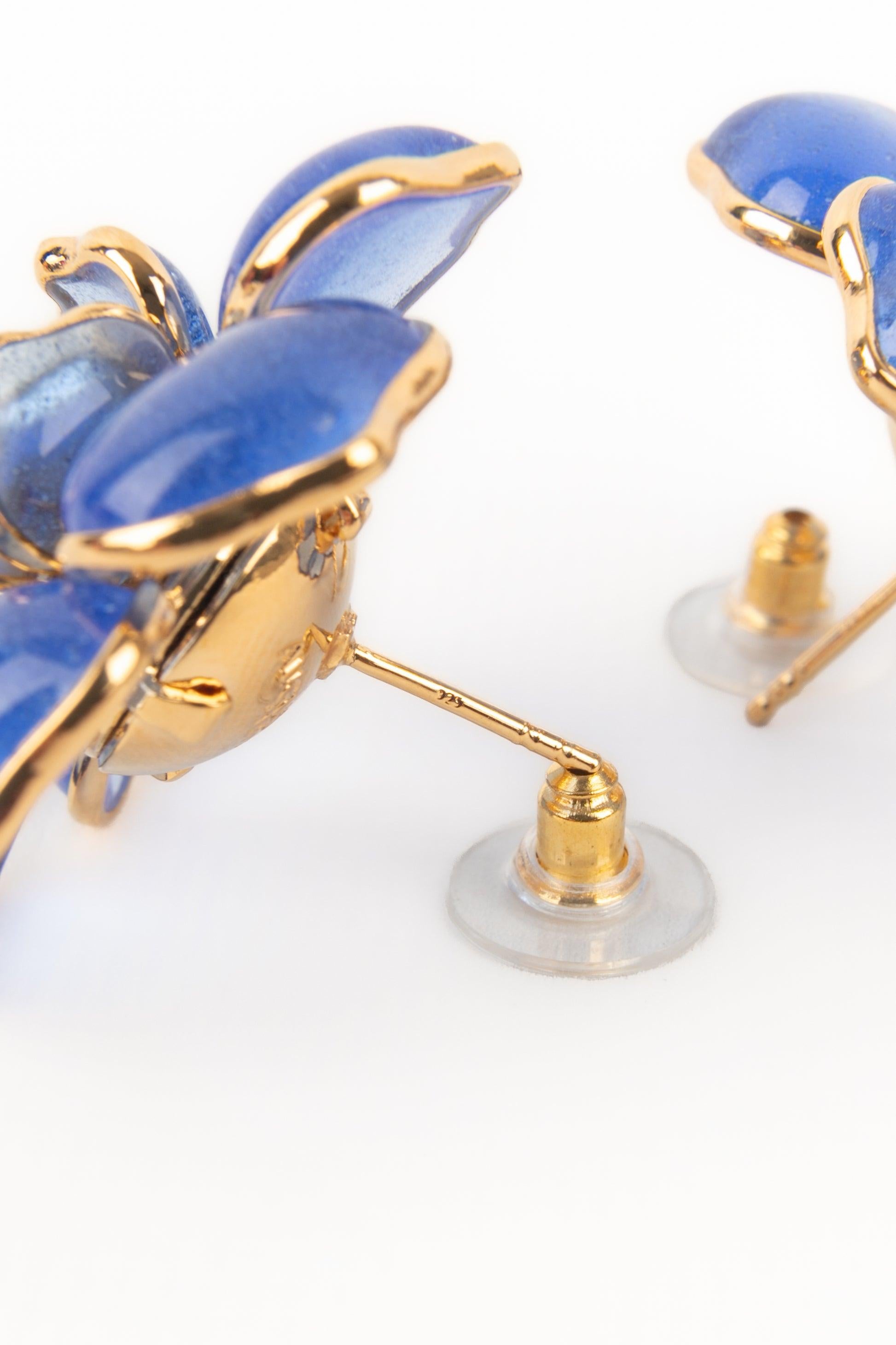 Boucles d'oreilles Augustine Fleur en métal doré avec pâte de verre bleue en vente 3