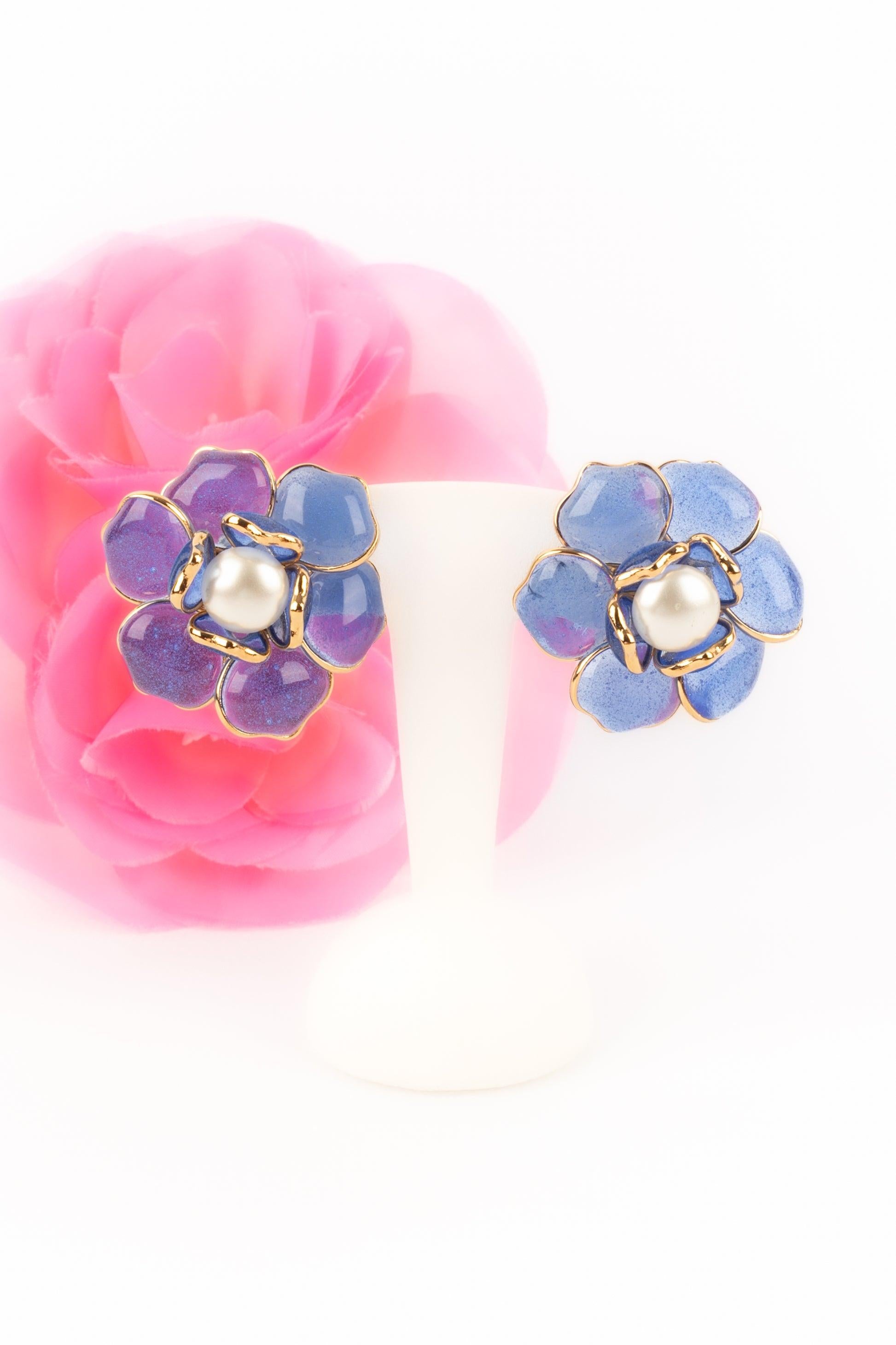Boucles d'oreilles Augustine Fleur en métal doré avec pâte de verre bleue en vente 4