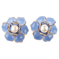 Boucles d'oreilles Augustine Fleur en métal doré avec pâte de verre bleue