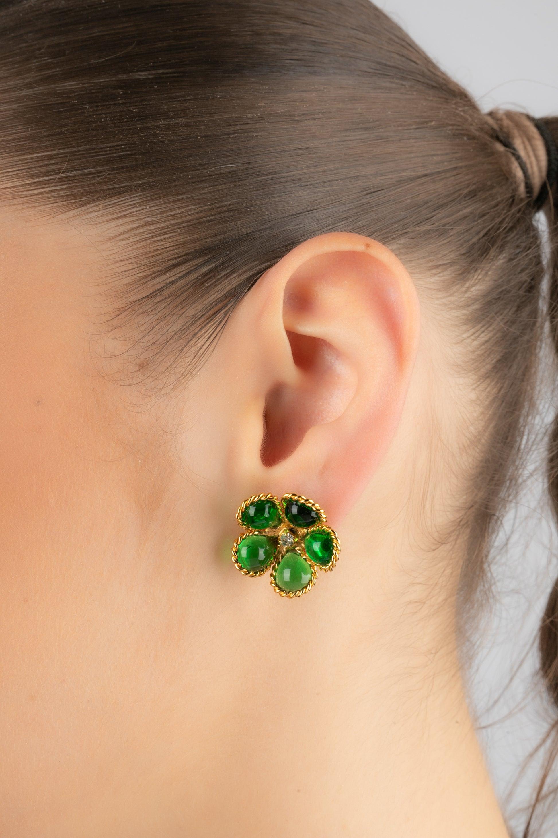 AUGUSTINE - (Made in France) Orecchini a fiore in metallo dorato con pasta di vetro e decorati con uno strass.

Informazioni aggiuntive:
Condizioni: Ottime condizioni
Dimensioni: Altezza: 2 cm

Riferimento del venditore: BO88