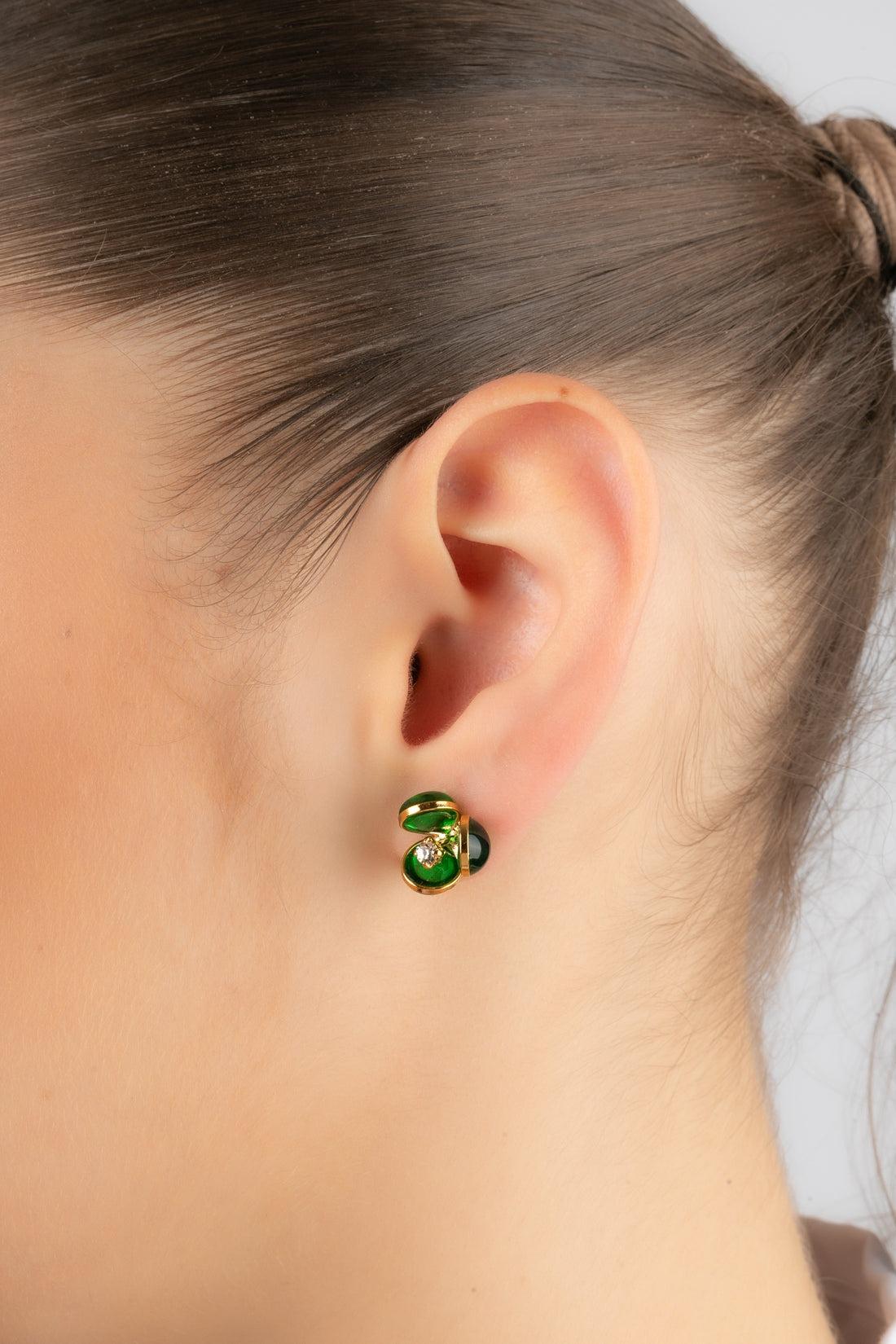 Augustine - (Made in France) Orecchini a fiore in metallo dorato con pasta di vetro e decorati con uno strass.

Informazioni aggiuntive:
Condizioni: Ottime condizioni
Dimensioni: Altezza: 1 cm

Riferimento del venditore: BO186