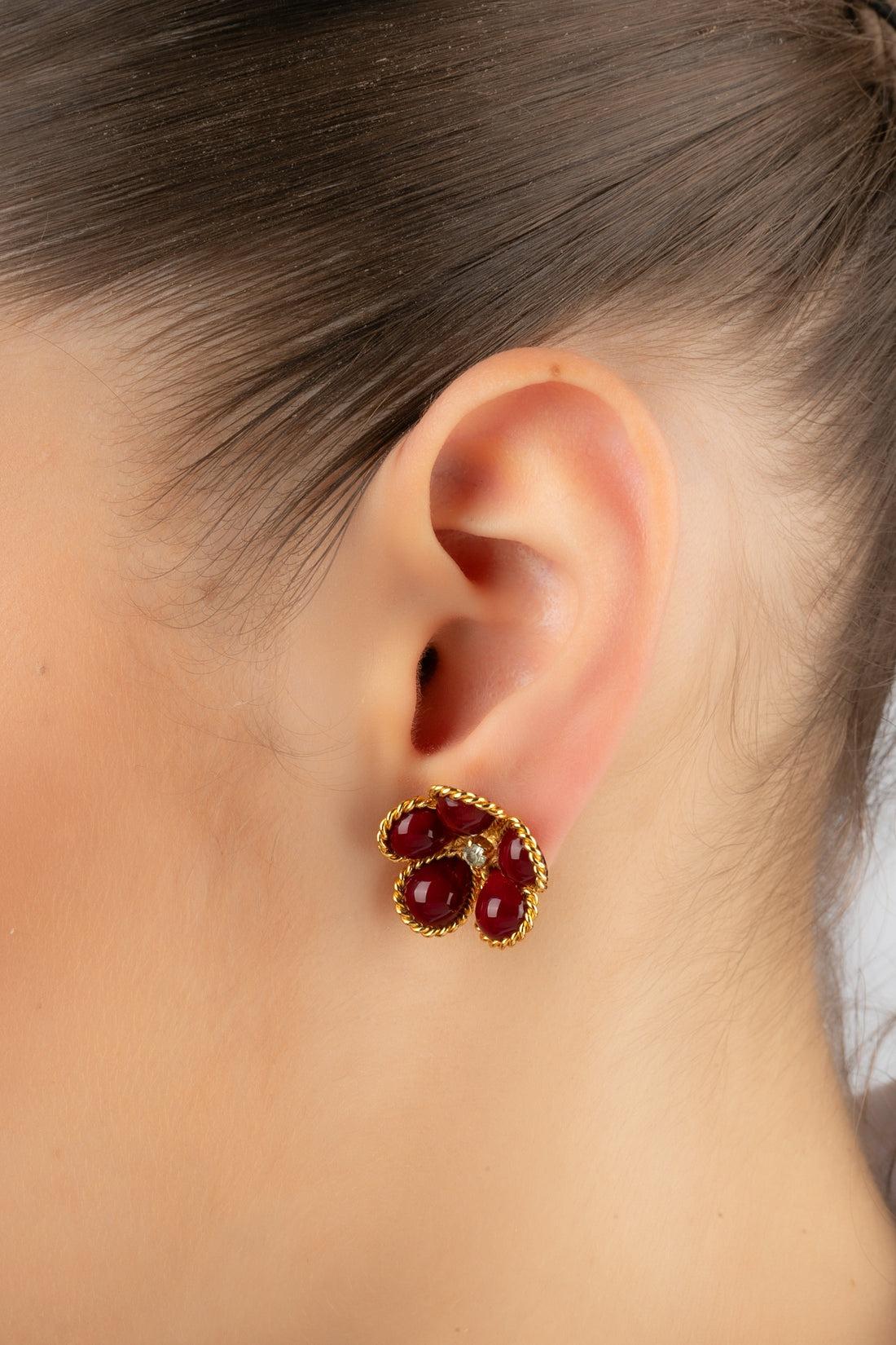 Augustine - (Made in France) Golden metal flower earrings with glass paste and decorated with a rhinestone.

Additional information:
Condition: Very good condition
Dimensions: Height: 2 cm

Seller Reference: BO142