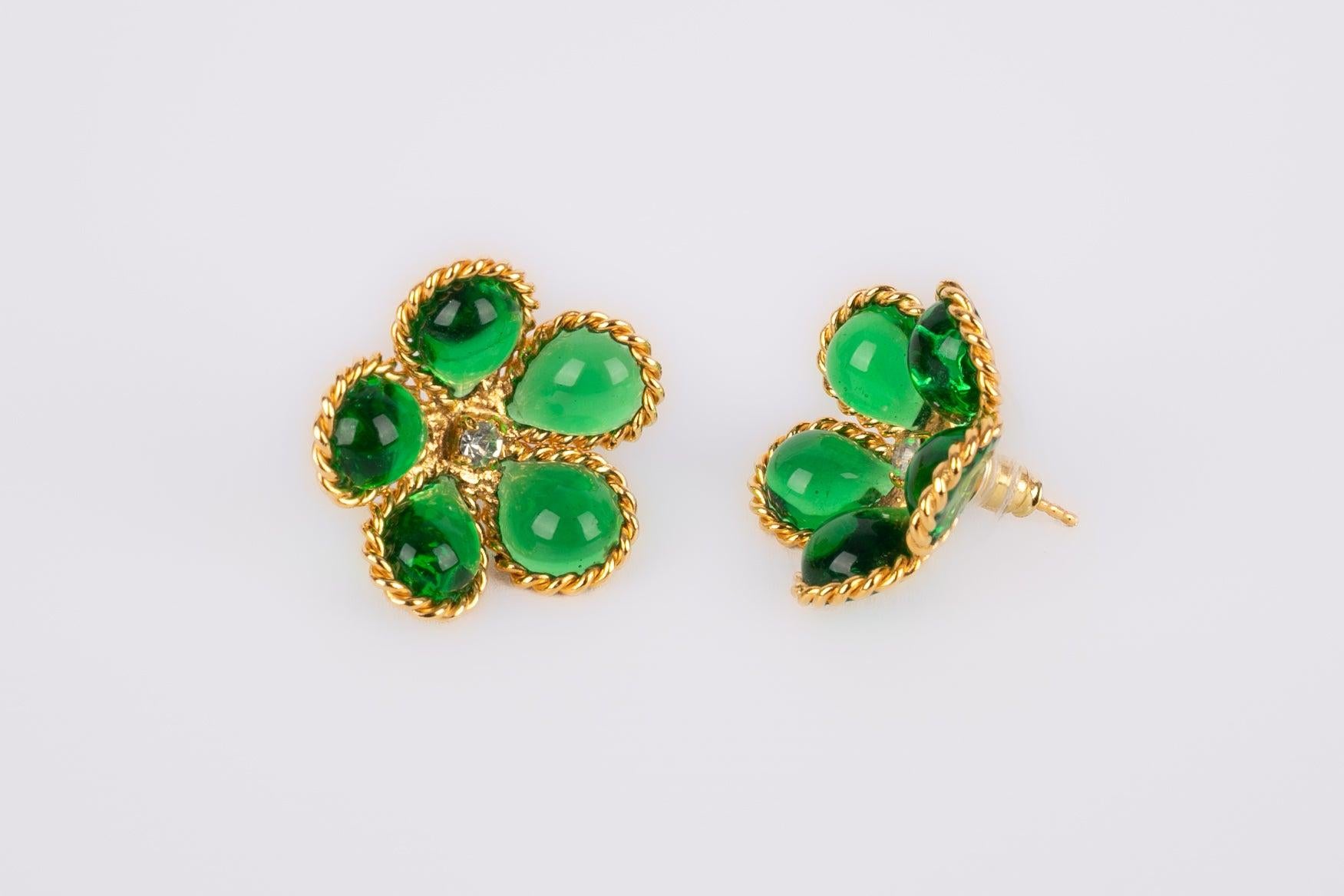 Orecchini a fiore in metallo dorato Augustine con pasta di vetro e strass in vendita 1