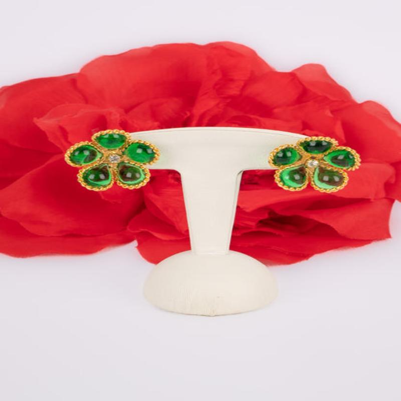 Orecchini a fiore in metallo dorato Augustine con pasta di vetro e strass in vendita 2