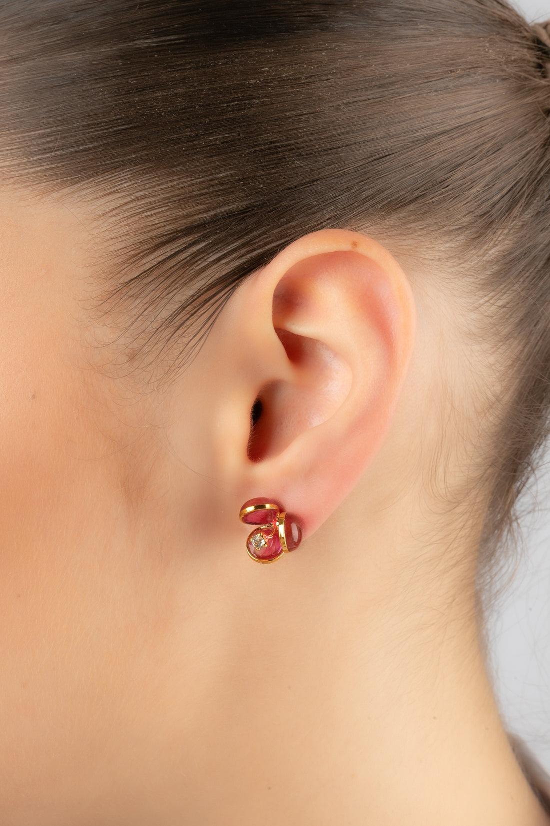 Augustine - (Made in France) Golden metal flower earrings with glass paste and decorated with a rhinestone.

Additional information:
Condition: Very good condition
Dimensions: Height: 1 cm

Seller Reference: BO178