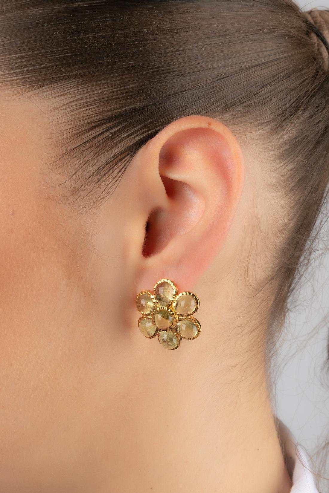 Augustine - (Fabriquée en France) Boucles d'oreilles fleurs en métal doré avec pâte de verre.

Informations complémentaires :
Condit : Très bon état.
Dimensions : Hauteur : 2,5 cm

Référence du vendeur : BO151
