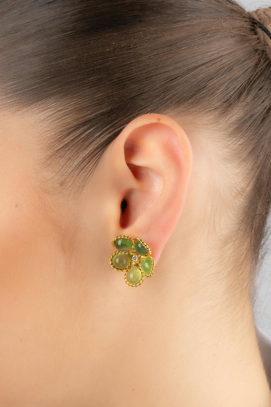 Augustine - (Made in France) Orecchini a fiore in metallo dorato con pasta di vetro e decorati con uno strass.

Informazioni aggiuntive:
Condizioni: Ottime condizioni
Dimensioni: Altezza: 2 cm

Riferimento del venditore: BO145