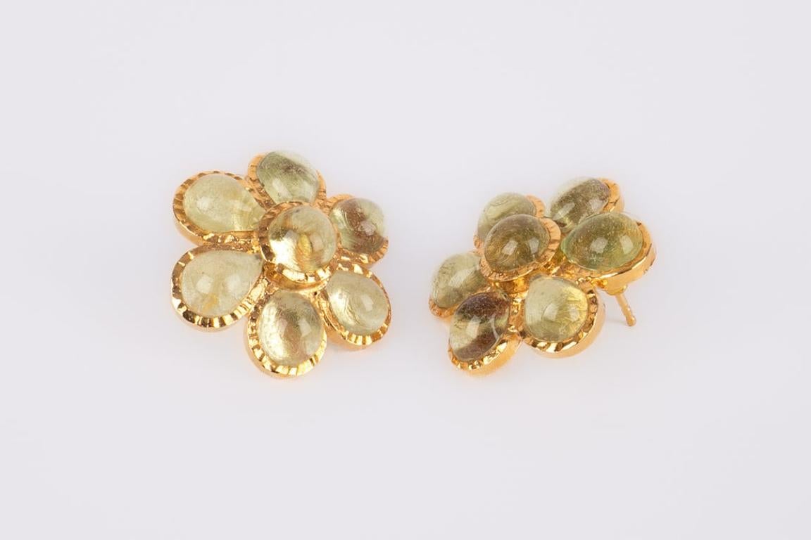 Boucles d'oreilles Augustine Fleur en métal doré avec pâte de verre Excellent état - En vente à SAINT-OUEN-SUR-SEINE, FR