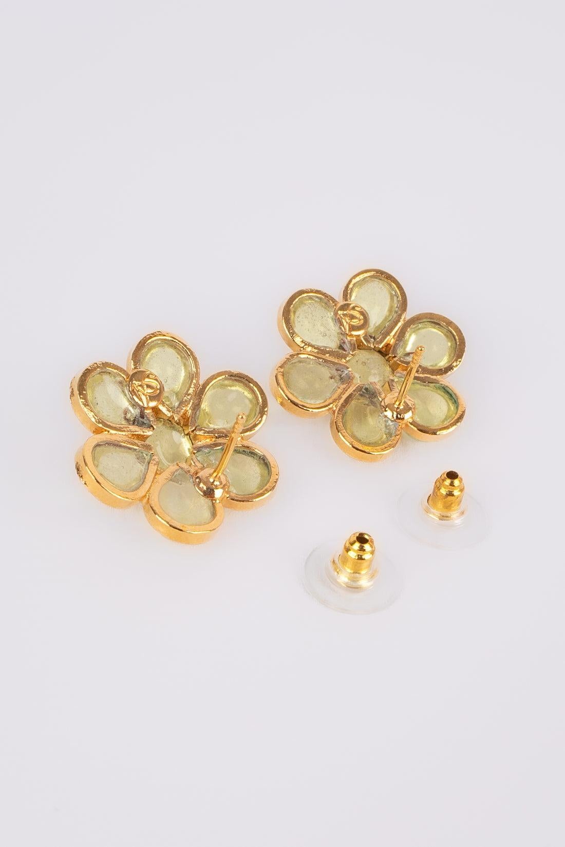 Boucles d'oreilles Augustine Fleur en métal doré avec pâte de verre en vente 1
