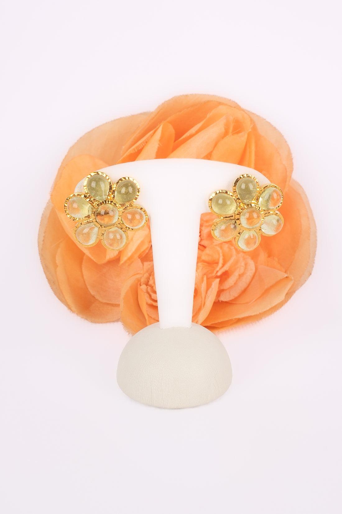 Boucles d'oreilles Augustine Fleur en métal doré avec pâte de verre en vente 3