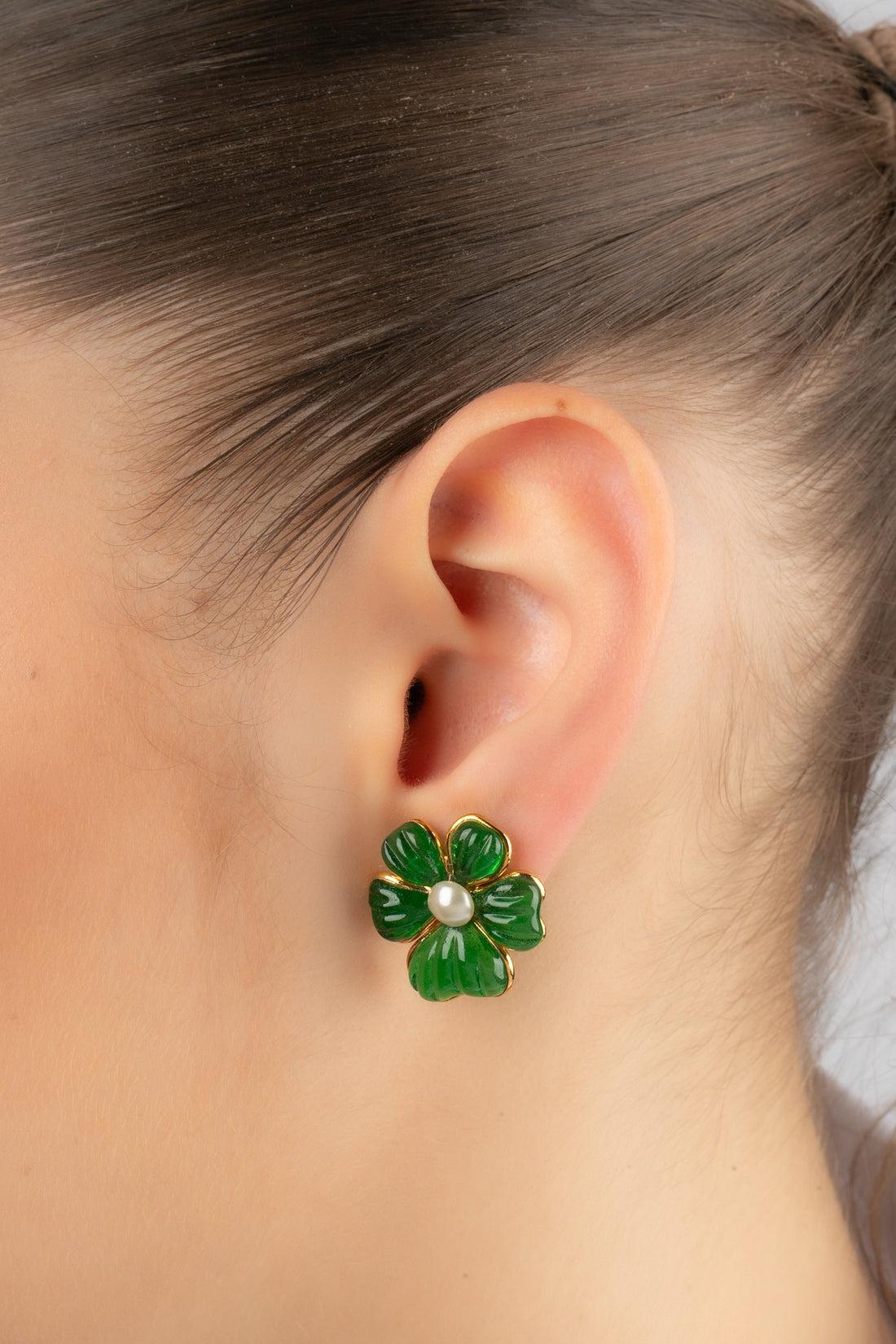 Augustine - (Made in France) Golden metal flower earrings with green glass paste decorated with a pearly cabochon.

Additional information:
Condition: Very good condition
Dimensions: Height: 2.5 cm

Seller Reference: BO146
