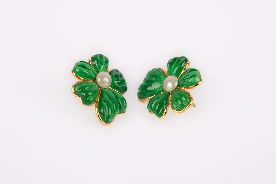 Augustine Golden Metal Flower Earrings with Green Glass Paste In Excellent Condition In SAINT-OUEN-SUR-SEINE, FR
