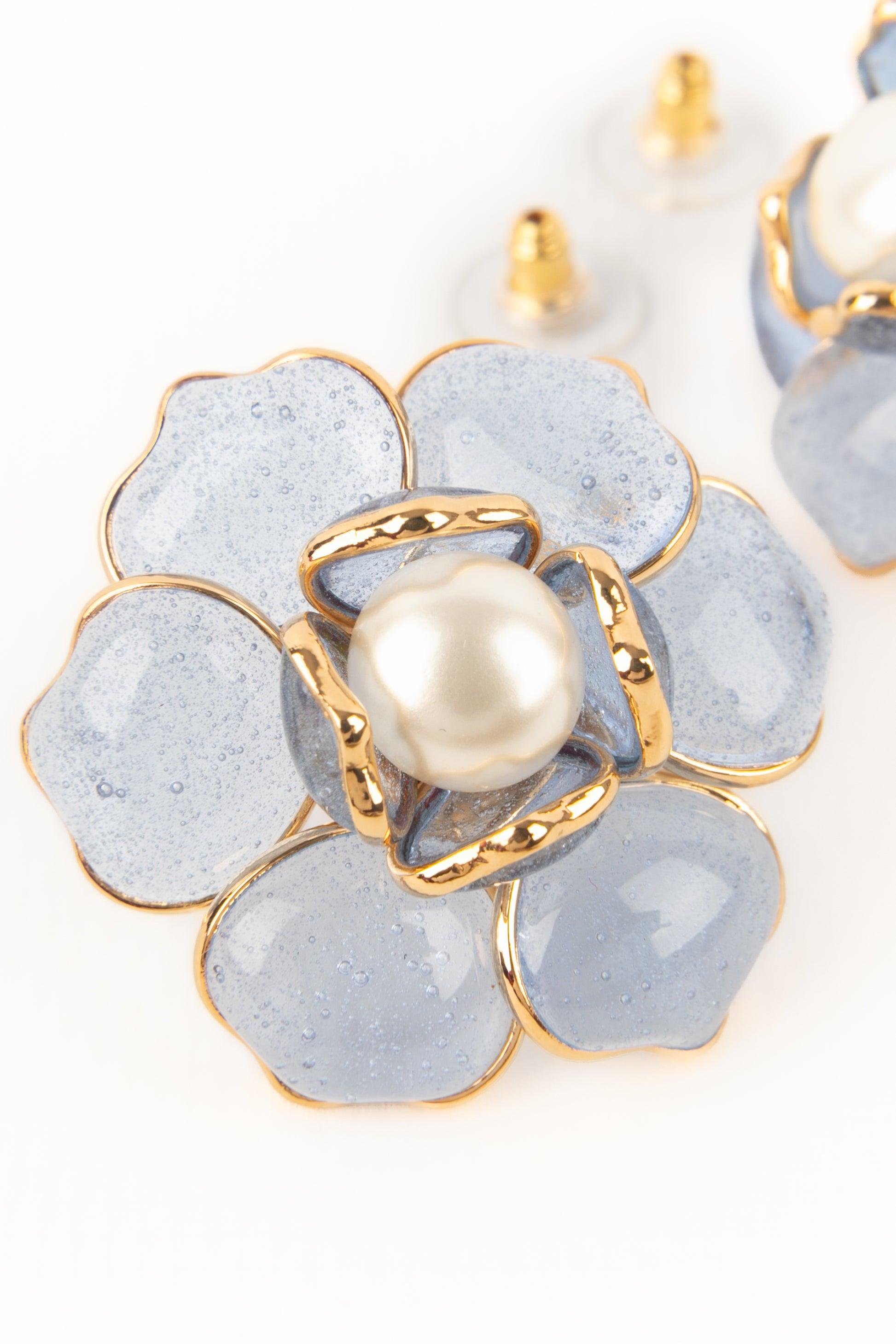 Women's Augustine Golden Metal Flower Earrings with Lavender-blue Glass Paste For Sale