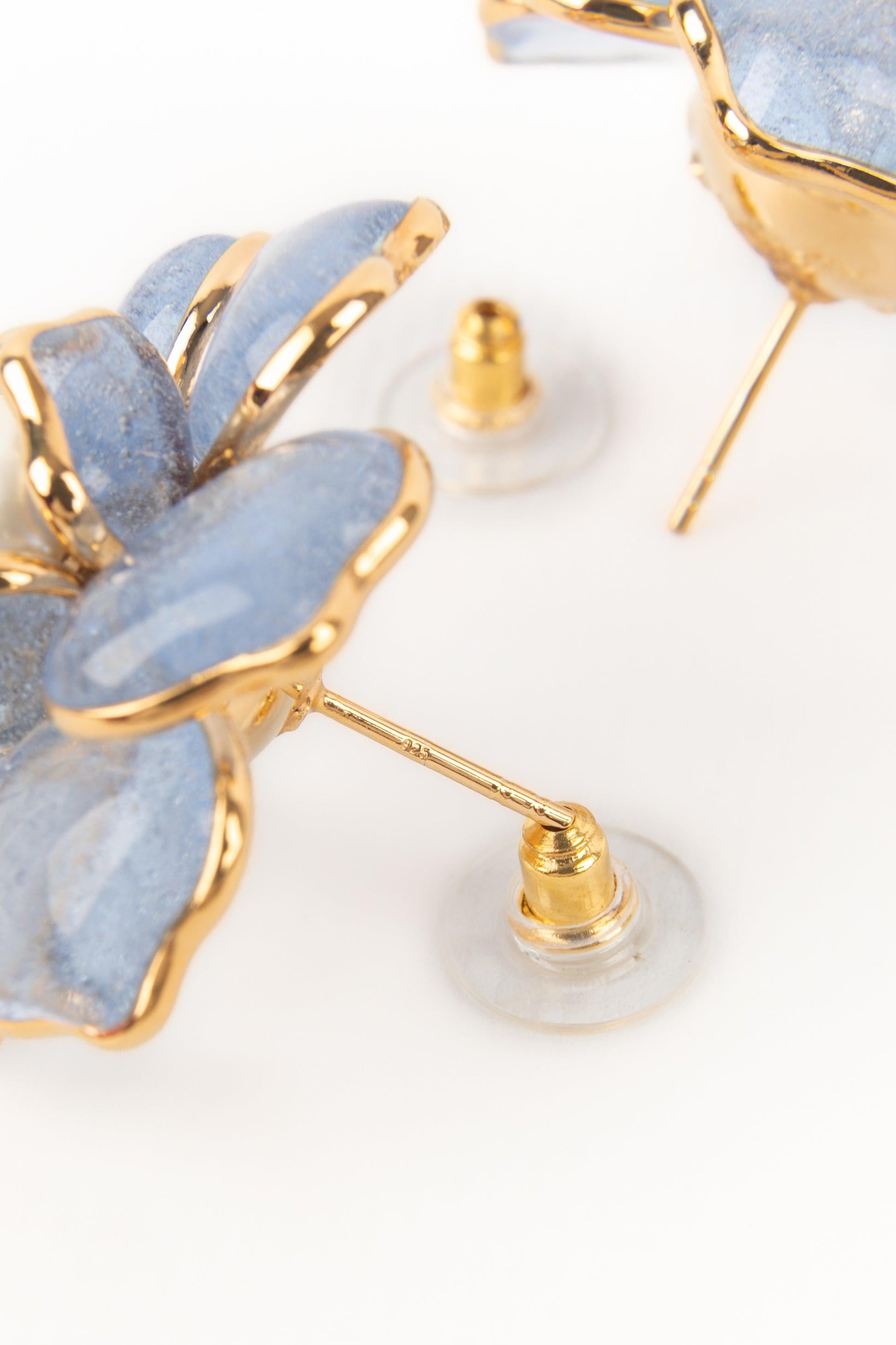 Augustine Golden Metal Flower Earrings with Lavender-blue Glass Paste For Sale 1