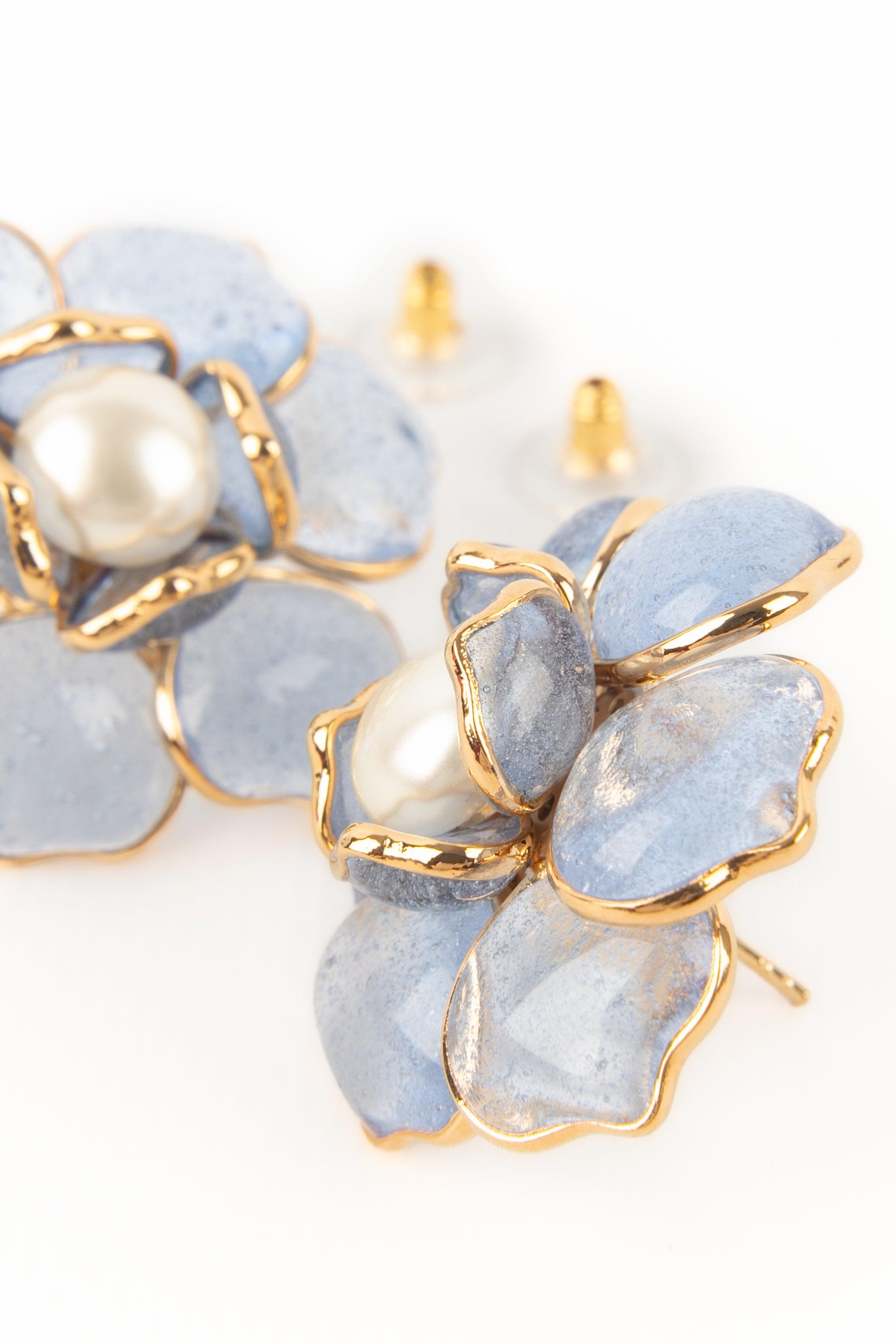 Augustine Golden Metal Flower Earrings with Lavender-blue Glass Paste For Sale 2