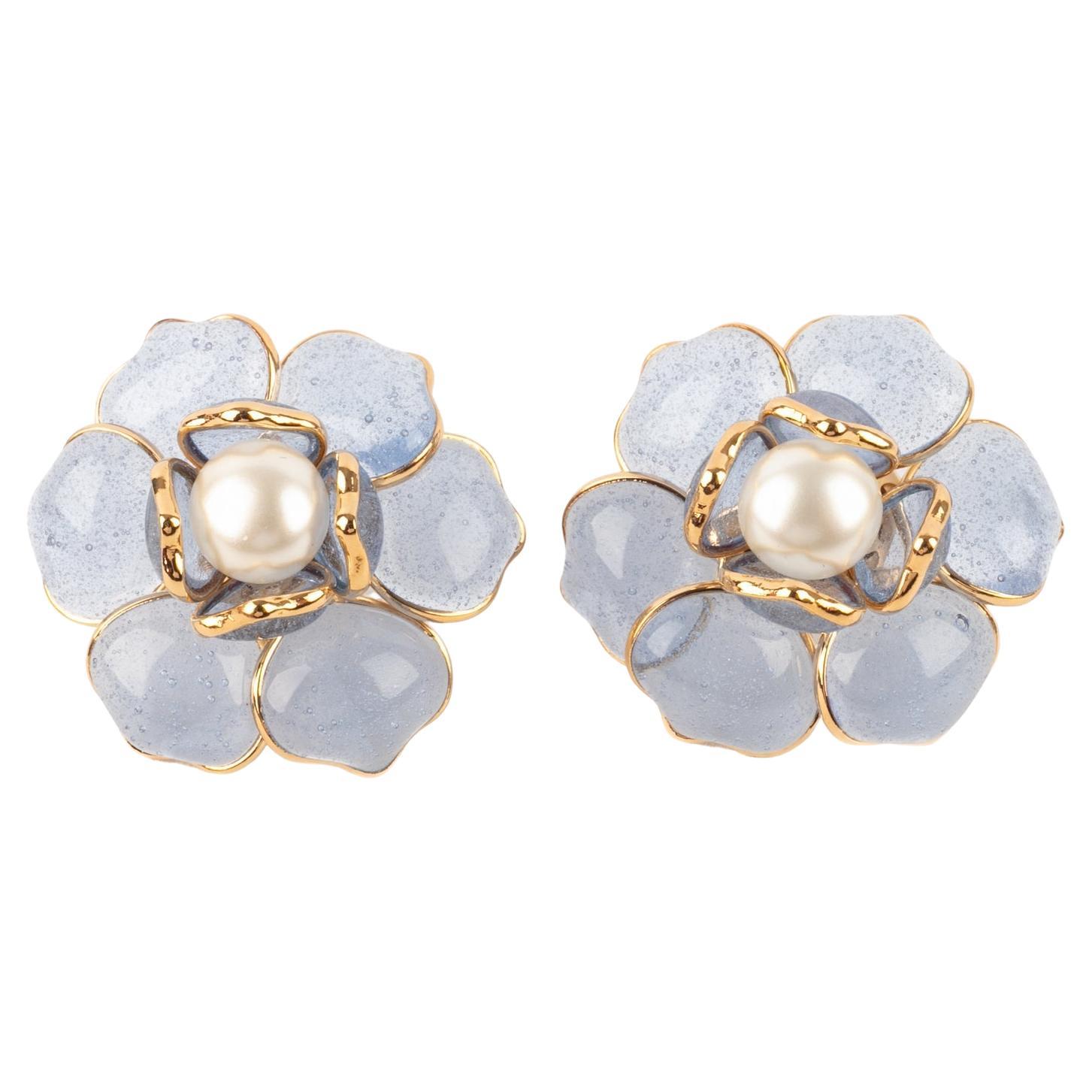 Pendientes Augustine Flor de metal dorado con pasta de vidrio azul lavanda