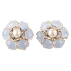 Boucles d'oreilles Augustine Fleur en métal doré avec pâte de verre bleu lavande