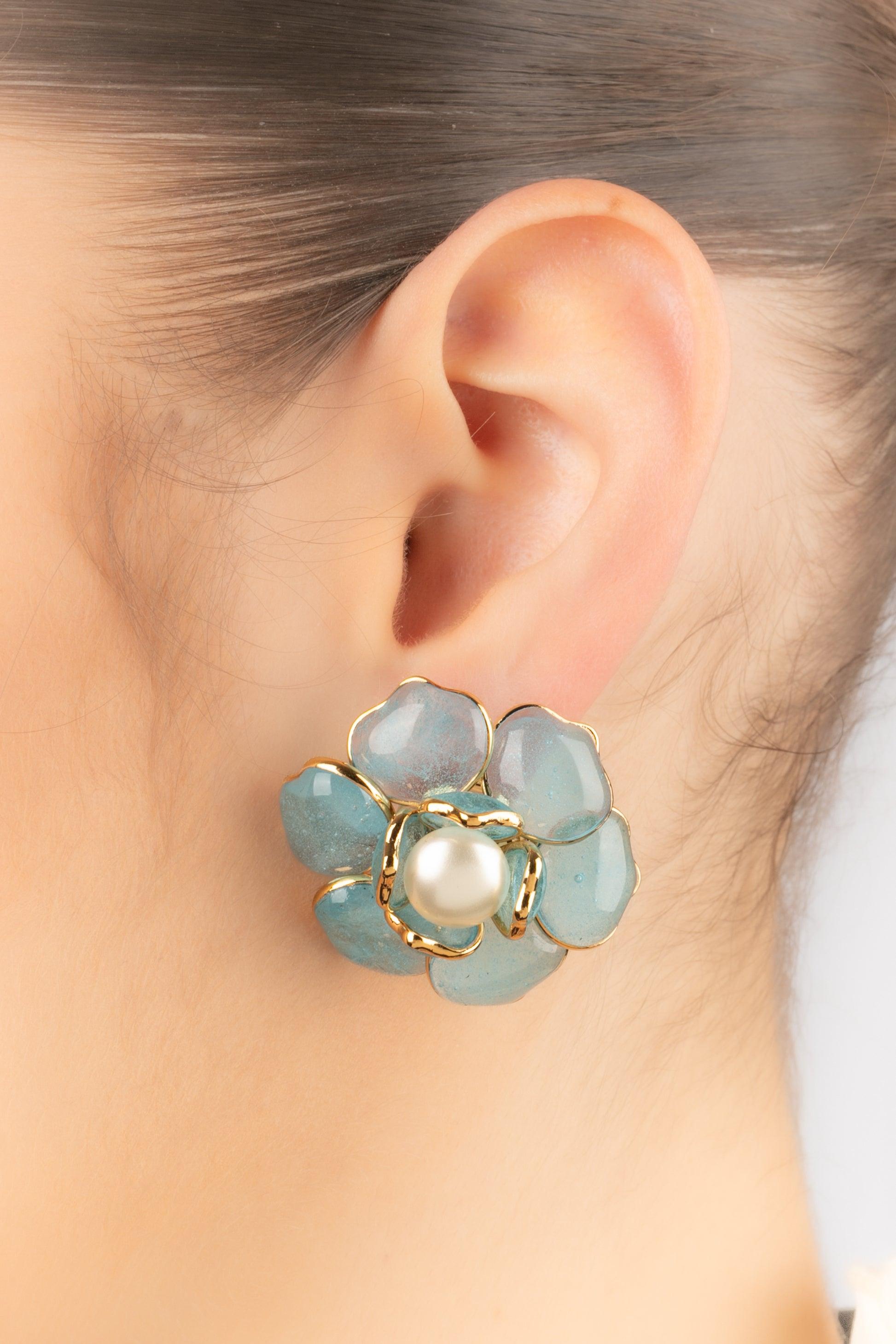 Augustine - (Made in France) Golden metal flower earrings with light-blue glass paste. The heart is a costume pearly cabochon.

Additional information:
Condition: Very good condition
Dimensions: Diameter: 3.5 cm

Seller Reference: BO406