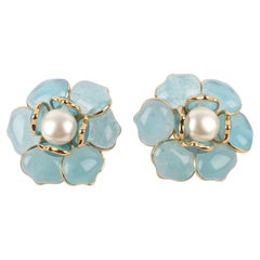 Boucles d'oreilles Augustine Fleur en métal doré avec pâte de verre bleu ciel