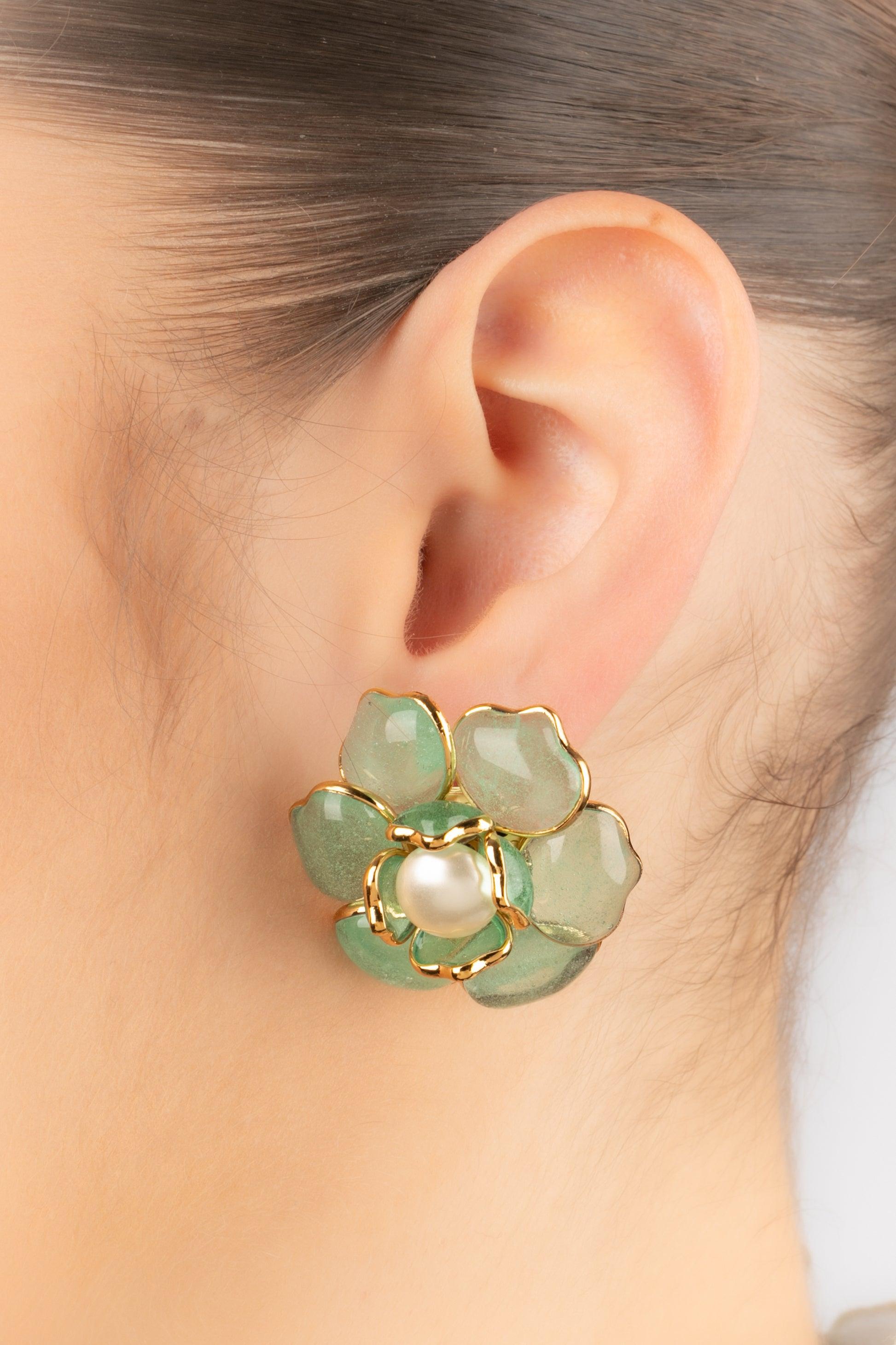 Augustine - (Made in France) Golden metal flower earrings with light-green glass paste. The heart is a costume pearly cabochon.

Additional information:
Condition: Very good condition
Dimensions: Diameter: 3.5 cm

Seller Reference: BO403