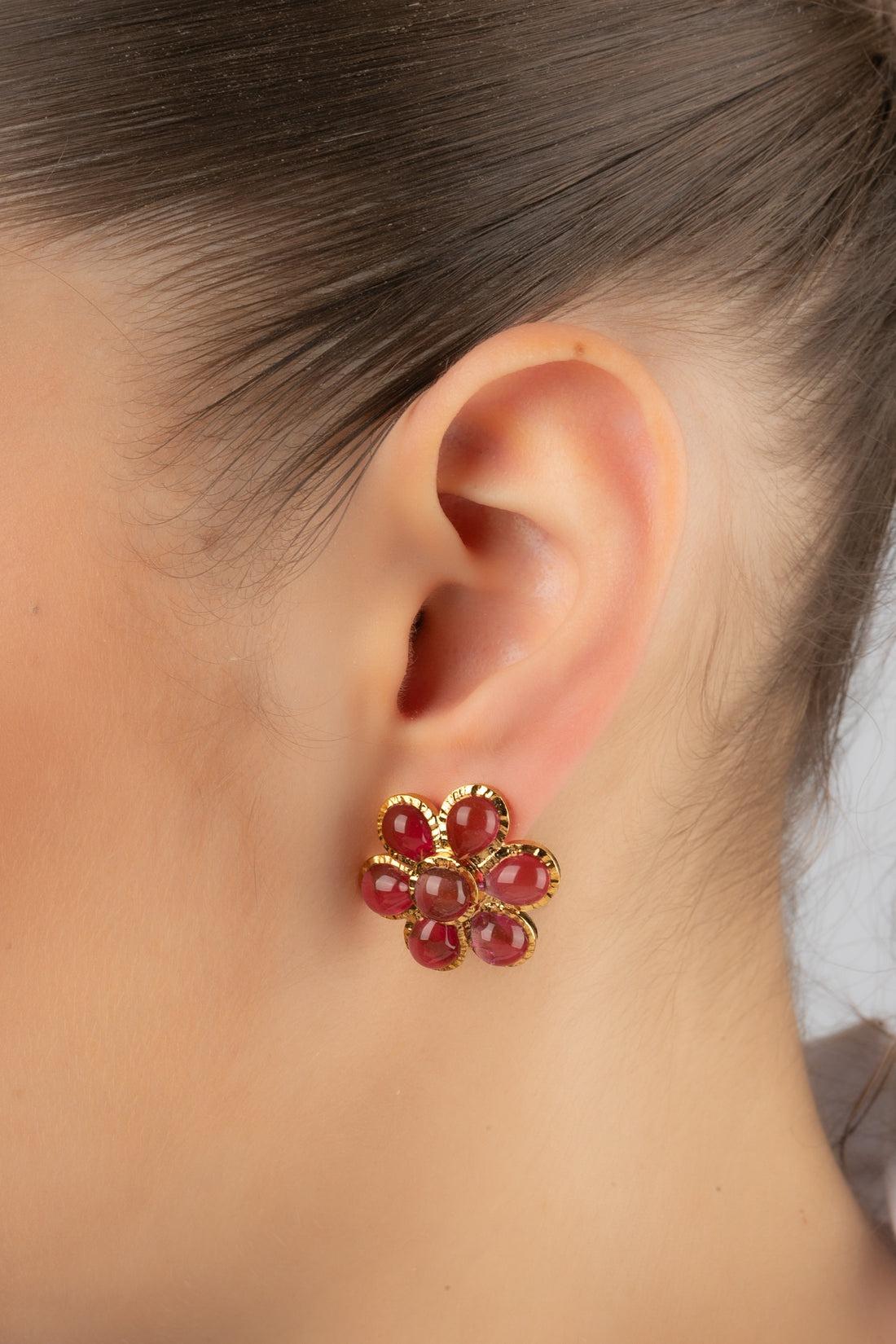 Augustine - (Made in France) Golden metal flower earrings with pink glass paste.

Additional information:
Condition: Very good condition
Dimensions: Height: 2.5 cm

Seller Reference: BO163