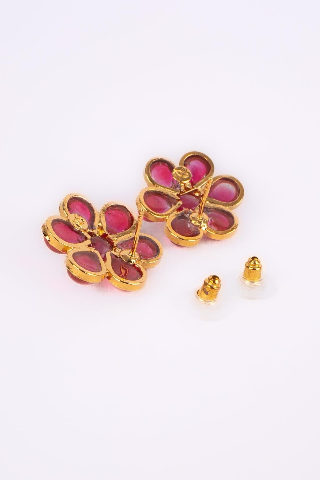 Augustine Golden Metal Flower Earrings with Pink Glass Paste For Sale 1
