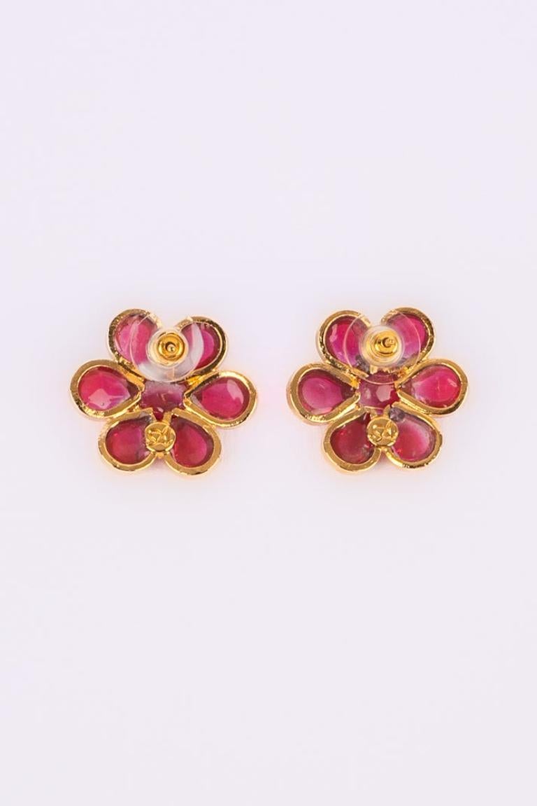 Augustine Golden Metal Flower Earrings with Pink Glass Paste For Sale 2