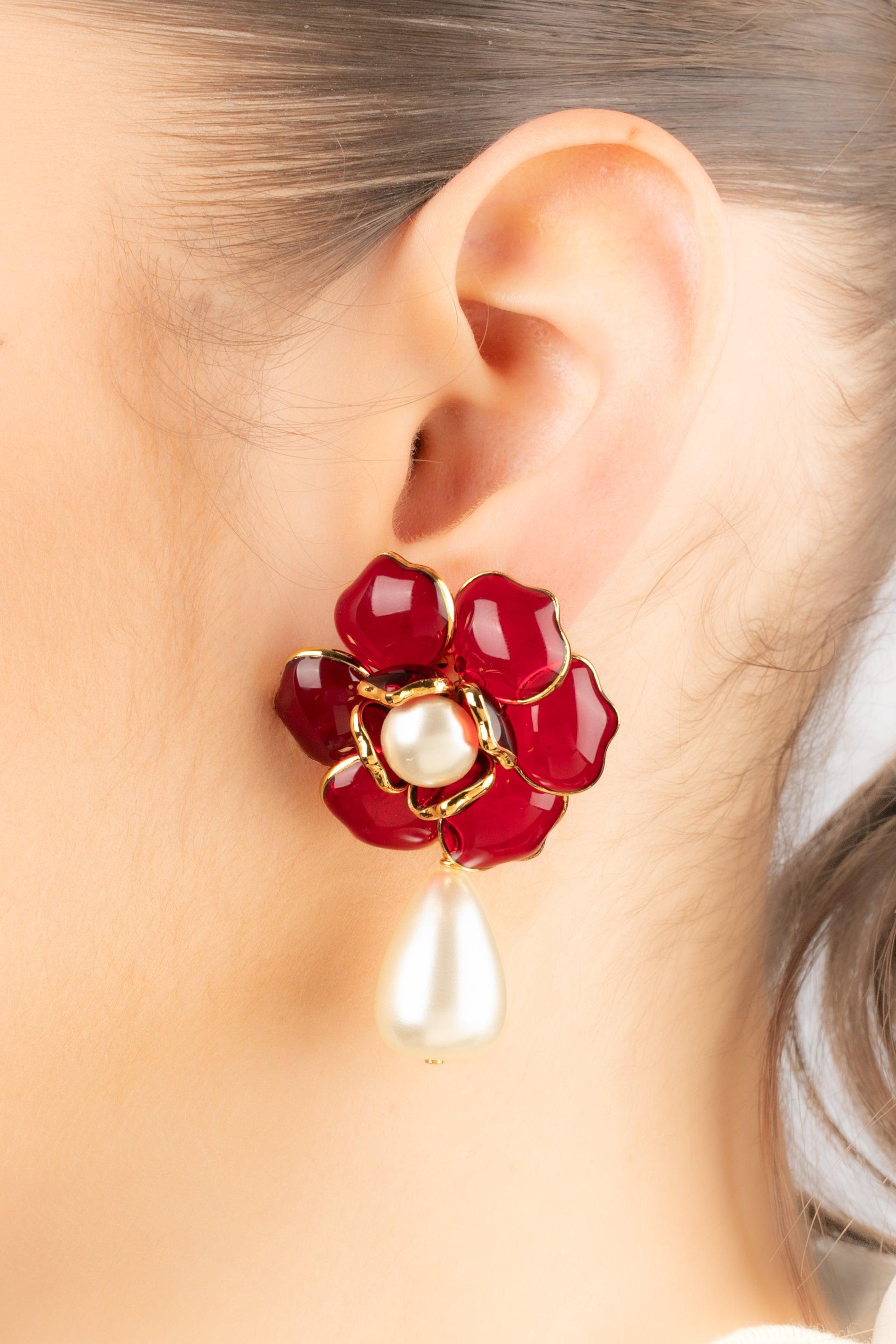 Augustine - (Made in France) Golden metal flower earrings with red glass paste and costume pearls.

Additional information:
Condition: Very good condition
Dimensions: Length: 5.5 cm

Seller Reference: BO395