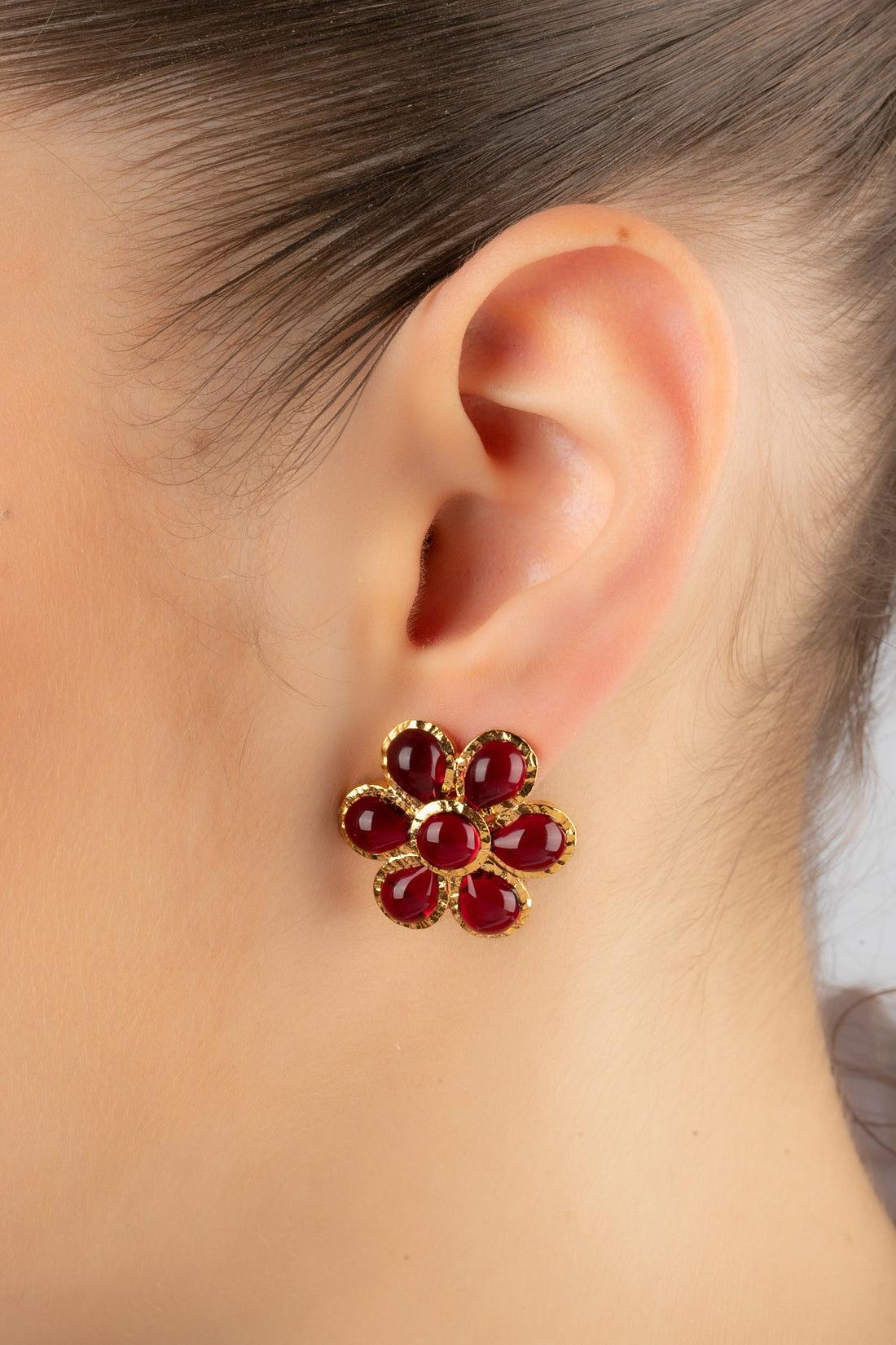 Augustine - (Made in France) Golden metal flower earrings with red glass paste.

Additional information:
Condition: Very good condition
Dimensions: Height: 2.5 cm

Seller Reference: BO164
