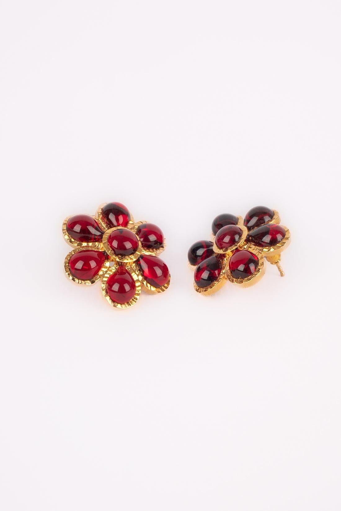 Augustine Golden Metal Flower Earrings with Red Glass Paste In Excellent Condition For Sale In SAINT-OUEN-SUR-SEINE, FR