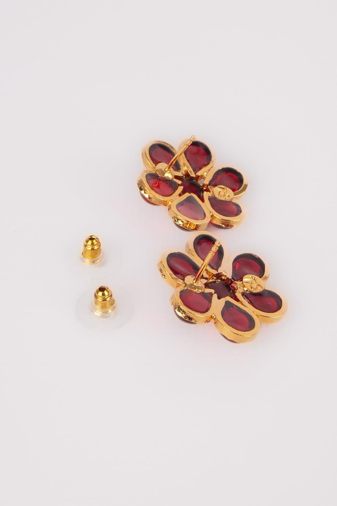 Augustine Golden Metal Flower Earrings with Red Glass Paste For Sale 2