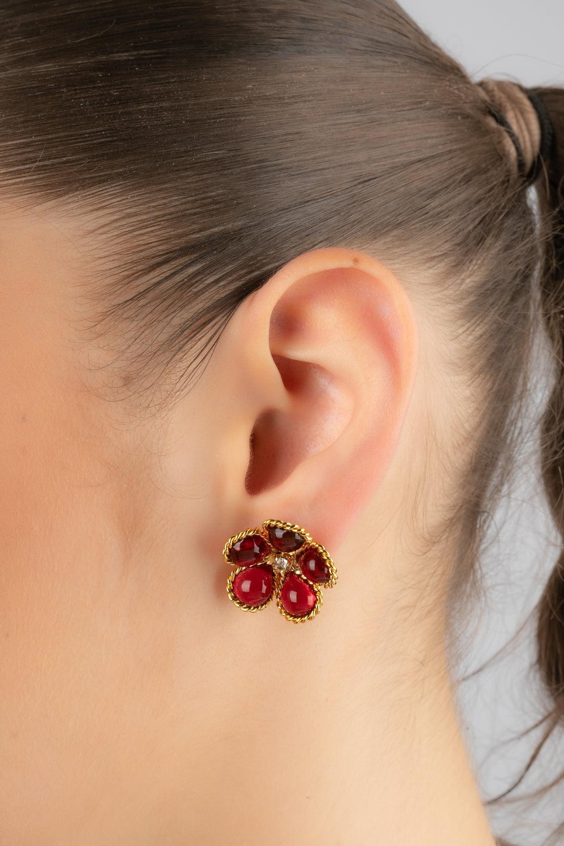 Augustine - (Made in France) Boucles d'oreilles fleurs en métal doré avec pâte de verre et décorées d'un strass.

Informations complémentaires :
Condit : Très bon état.
Dimensions : Hauteur : 2 cm

Référence du vendeur : BO131