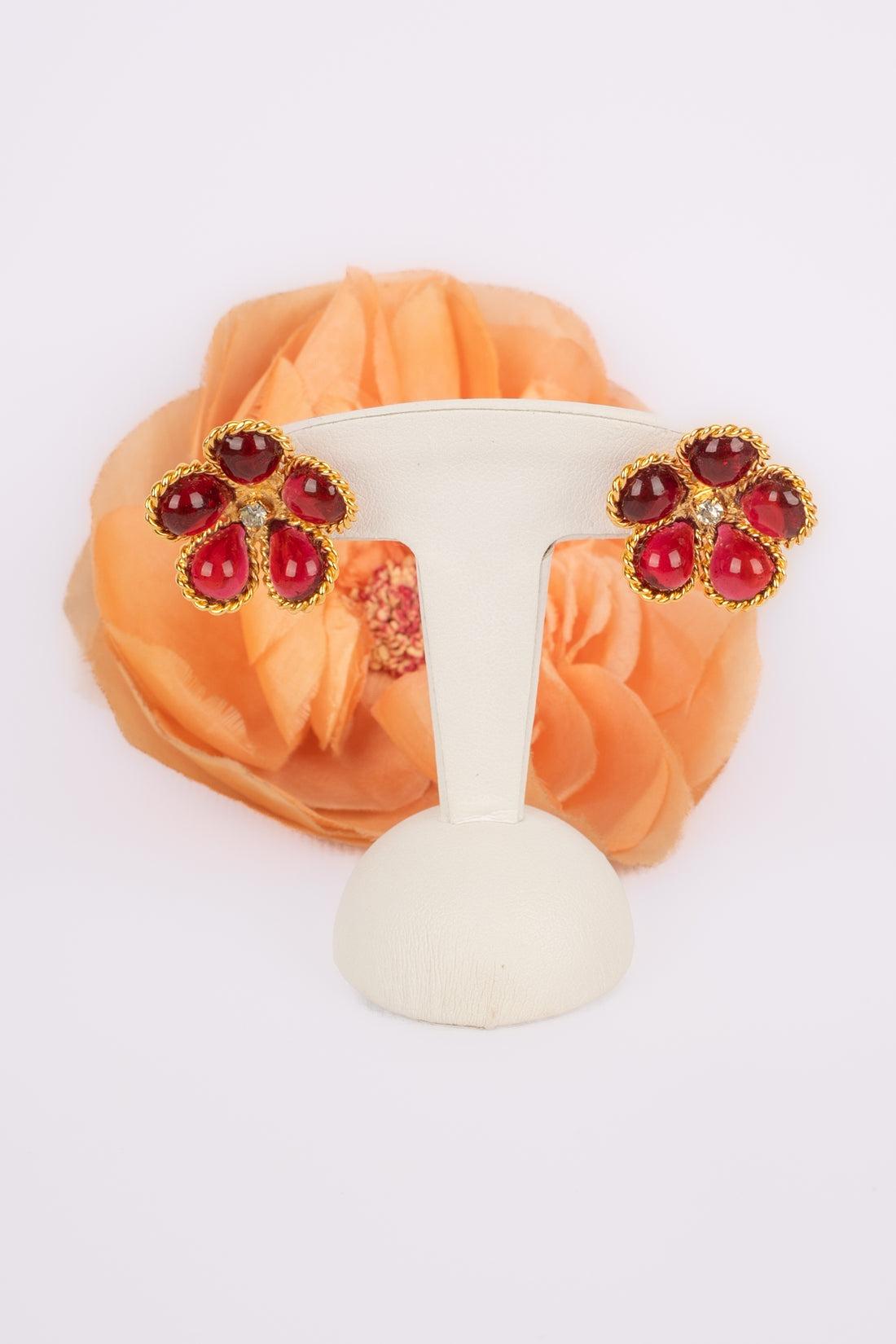 Boucles d'oreilles Augustine en métal doré avec fleurs et strass en vente 2