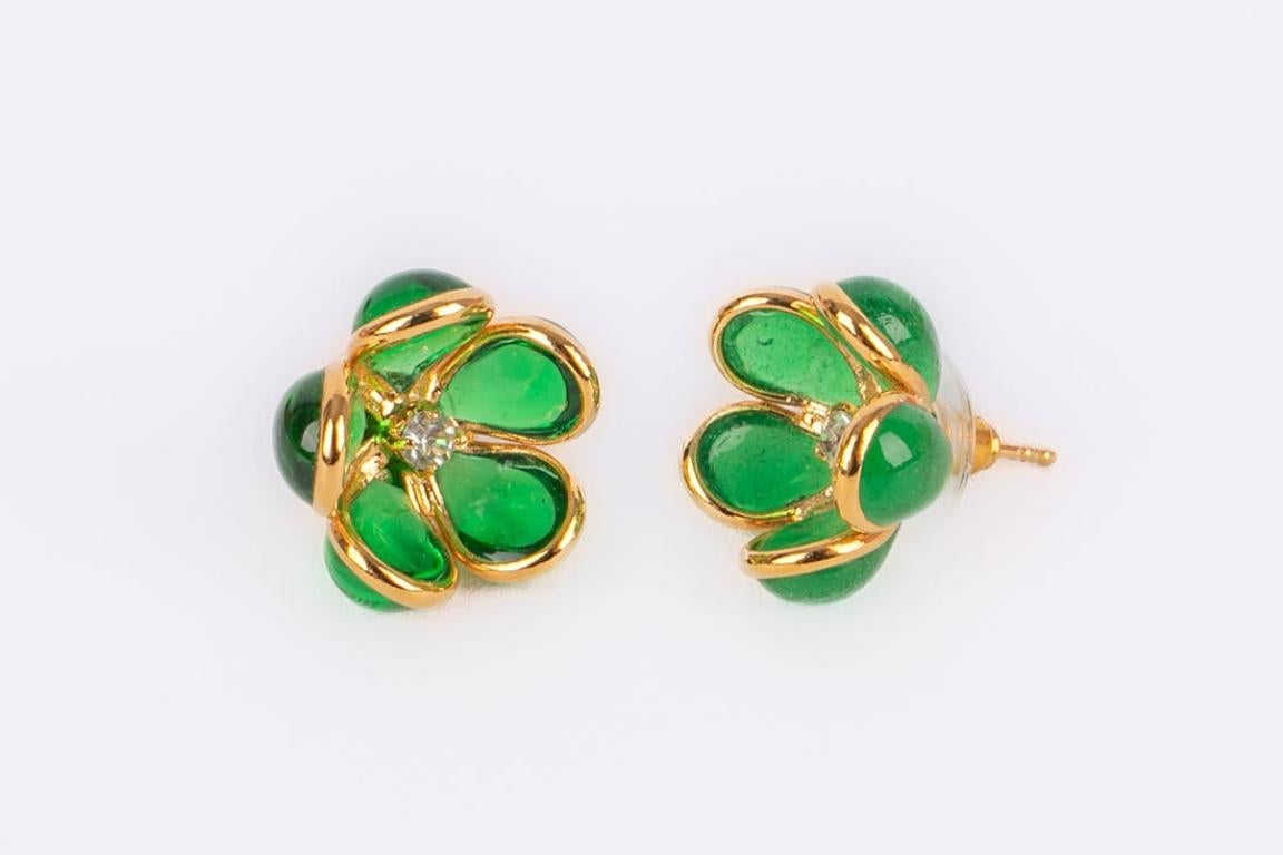 Orecchini a fiore in metallo dorato Augustine con strass e pasta di vetro verde In condizioni ottime in vendita a SAINT-OUEN-SUR-SEINE, FR