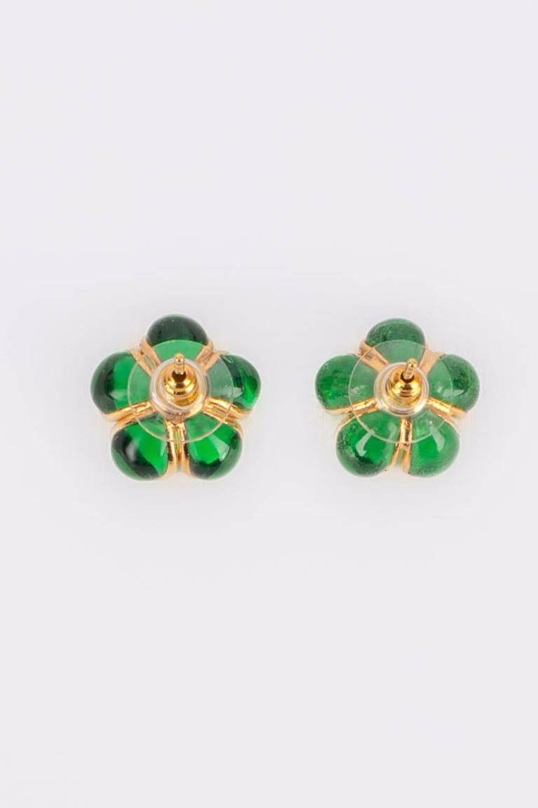 Donna Orecchini a fiore in metallo dorato Augustine con strass e pasta di vetro verde in vendita