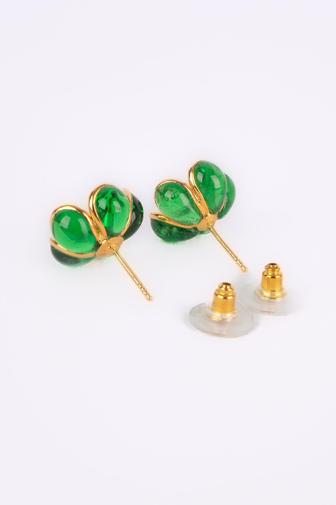 Orecchini a fiore in metallo dorato Augustine con strass e pasta di vetro verde in vendita 1