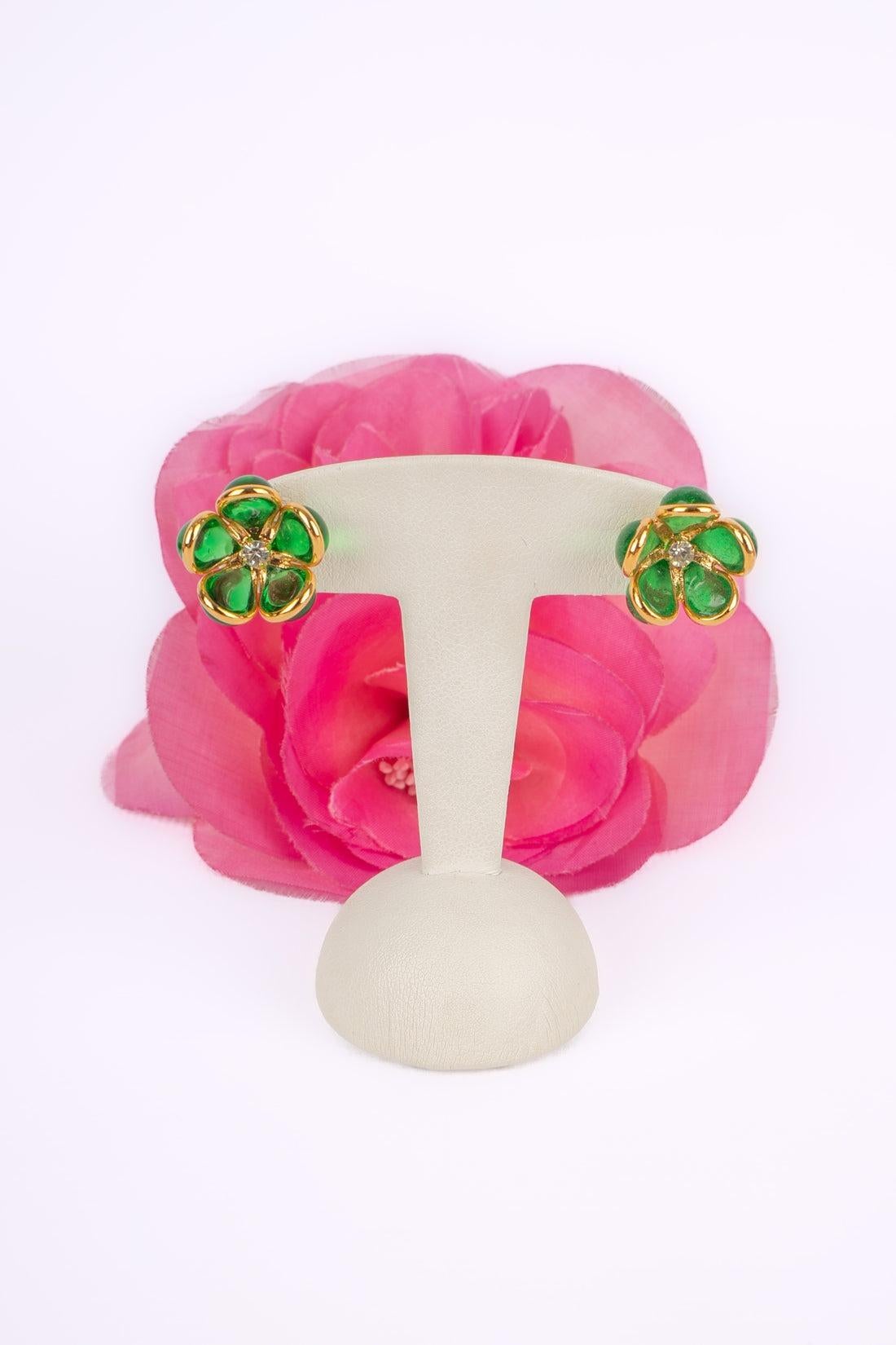 Orecchini a fiore in metallo dorato Augustine con strass e pasta di vetro verde in vendita 2