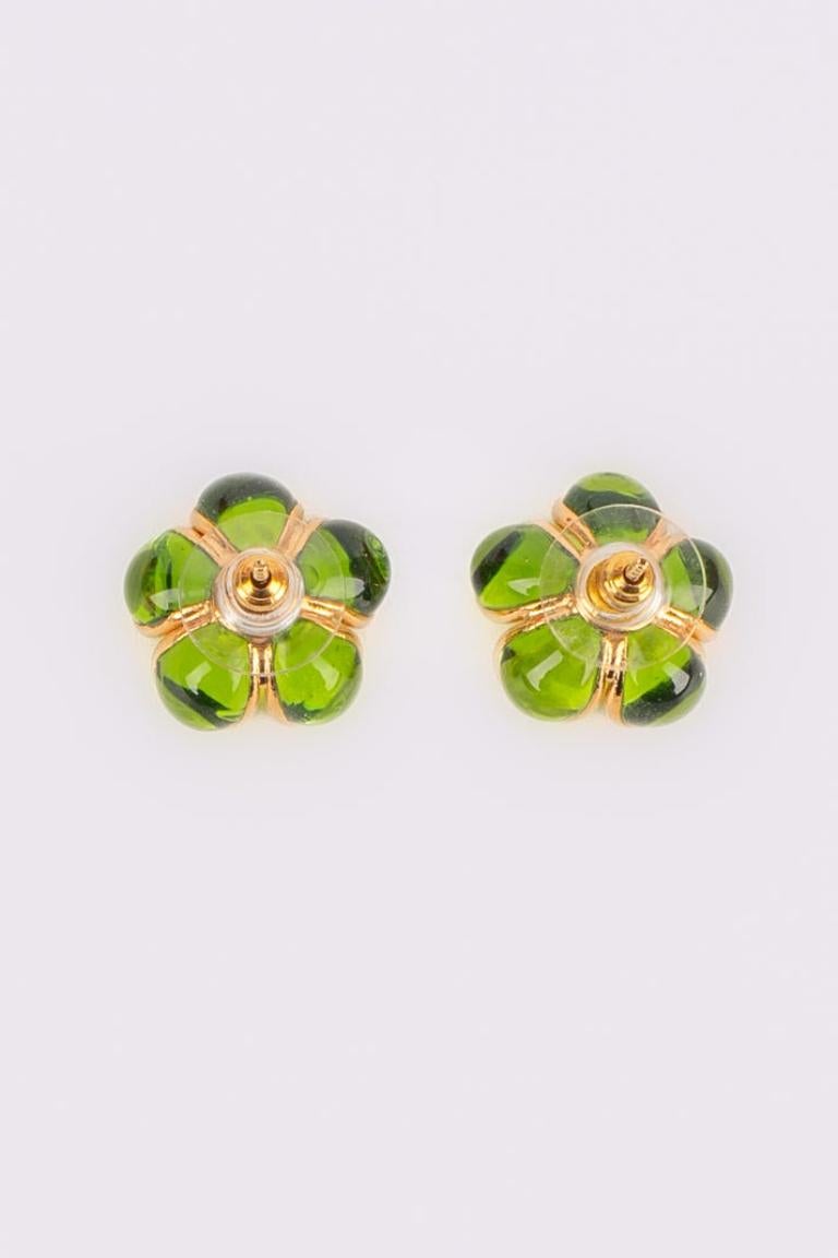 Augustine Golden Metal Flower Earrings with Rhinestones & Green Glass Paste In Excellent Condition For Sale In SAINT-OUEN-SUR-SEINE, FR