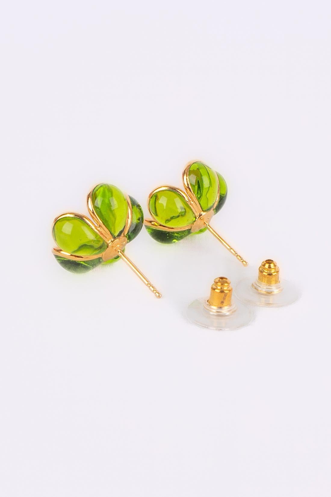 Women's Augustine Golden Metal Flower Earrings with Rhinestones & Green Glass Paste For Sale