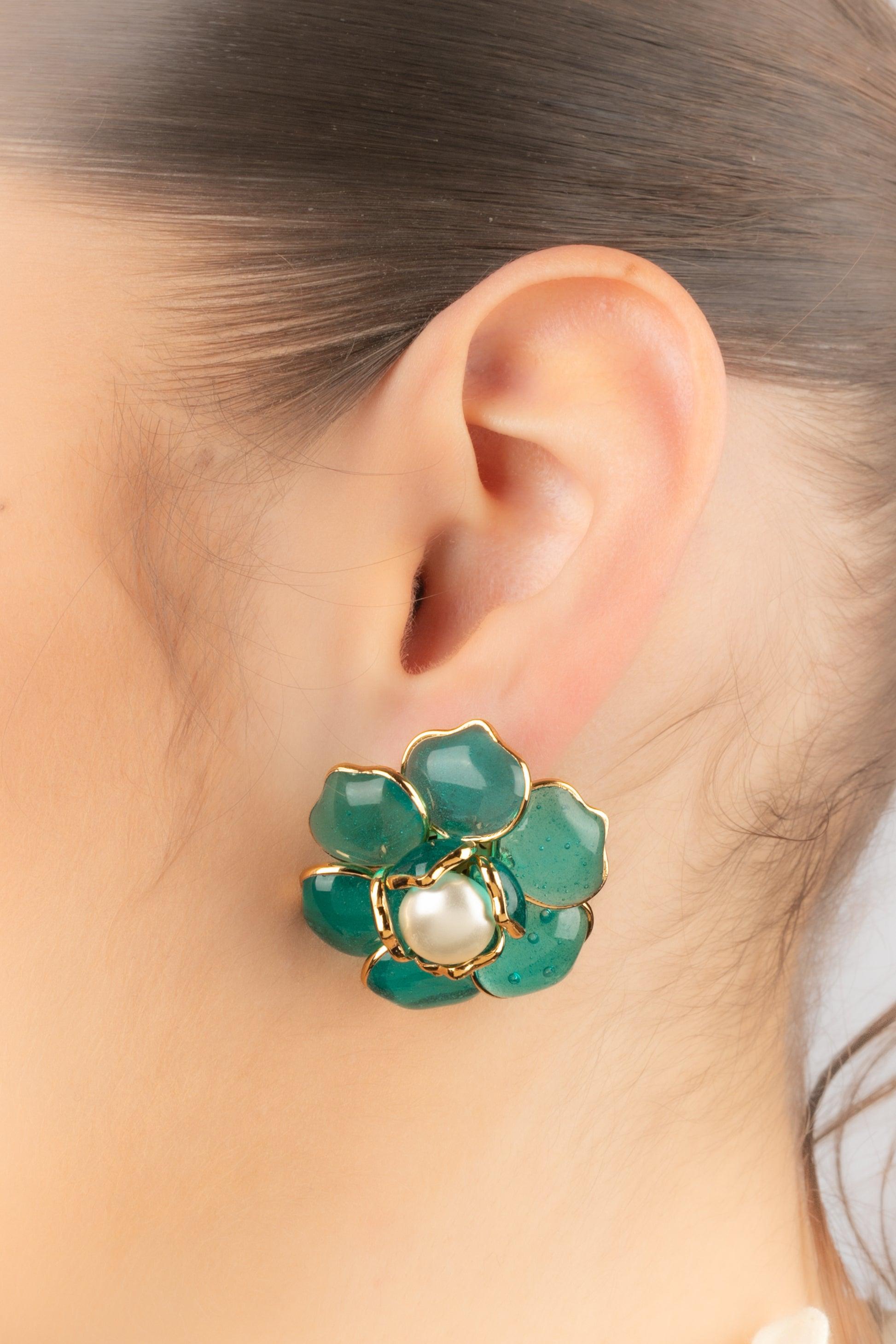 Augustine - (Made in France) Orecchini a fiore in metallo dorato con pasta di vetro verde turchese. Il cuore è un cabochon perlato in costume.

Informazioni aggiuntive:
Condizioni: Ottime condizioni
Dimensioni: Diametro: 3,5 cm

Riferimento del