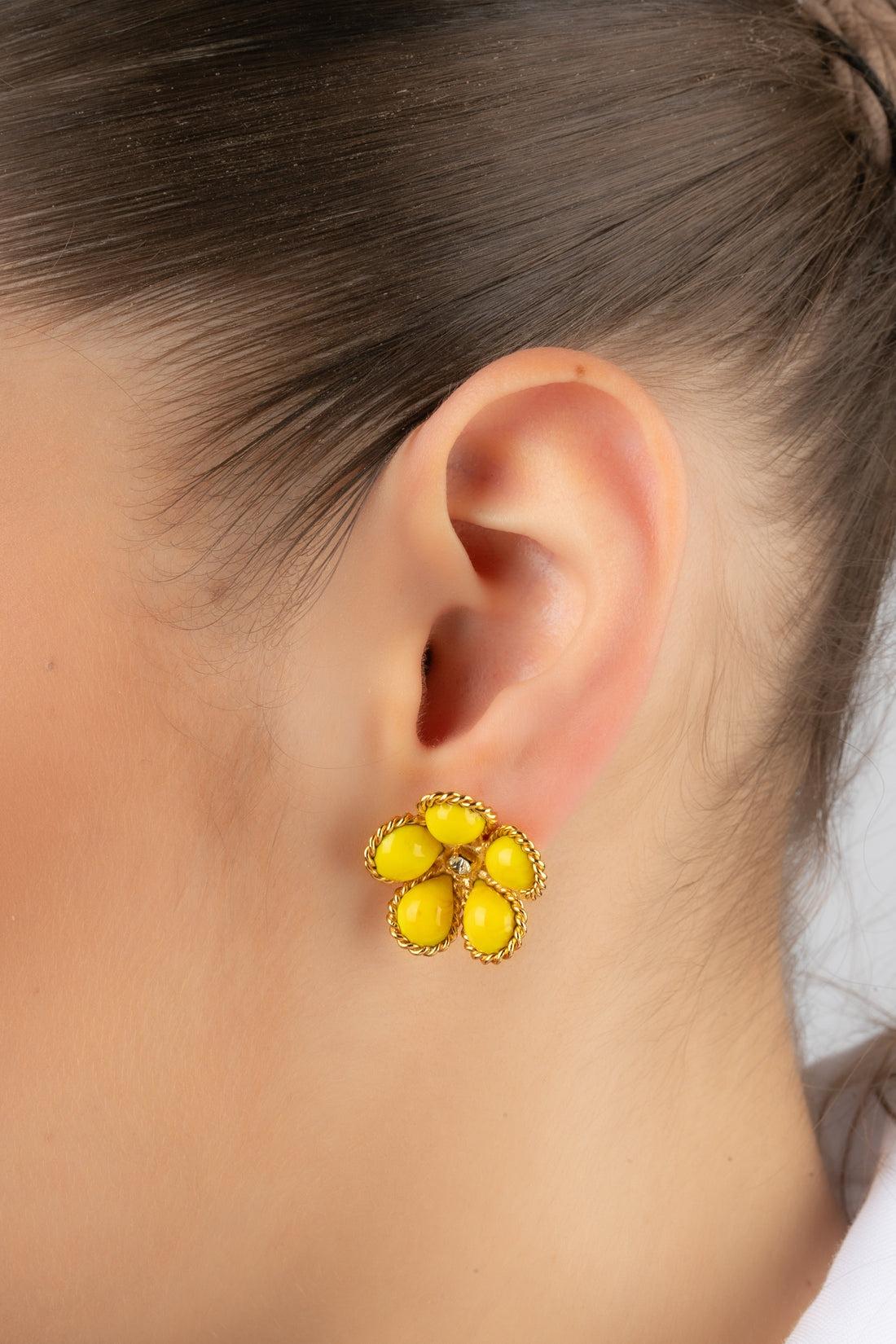 Augustine - (Made in France) Boucles d'oreilles fleurs en métal doré avec pâte de verre jaune et ornées d'un strass.

Informations complémentaires :
Condit : Très bon état.
Dimensions : Hauteur : 2 cm

Référence du vendeur : BO143