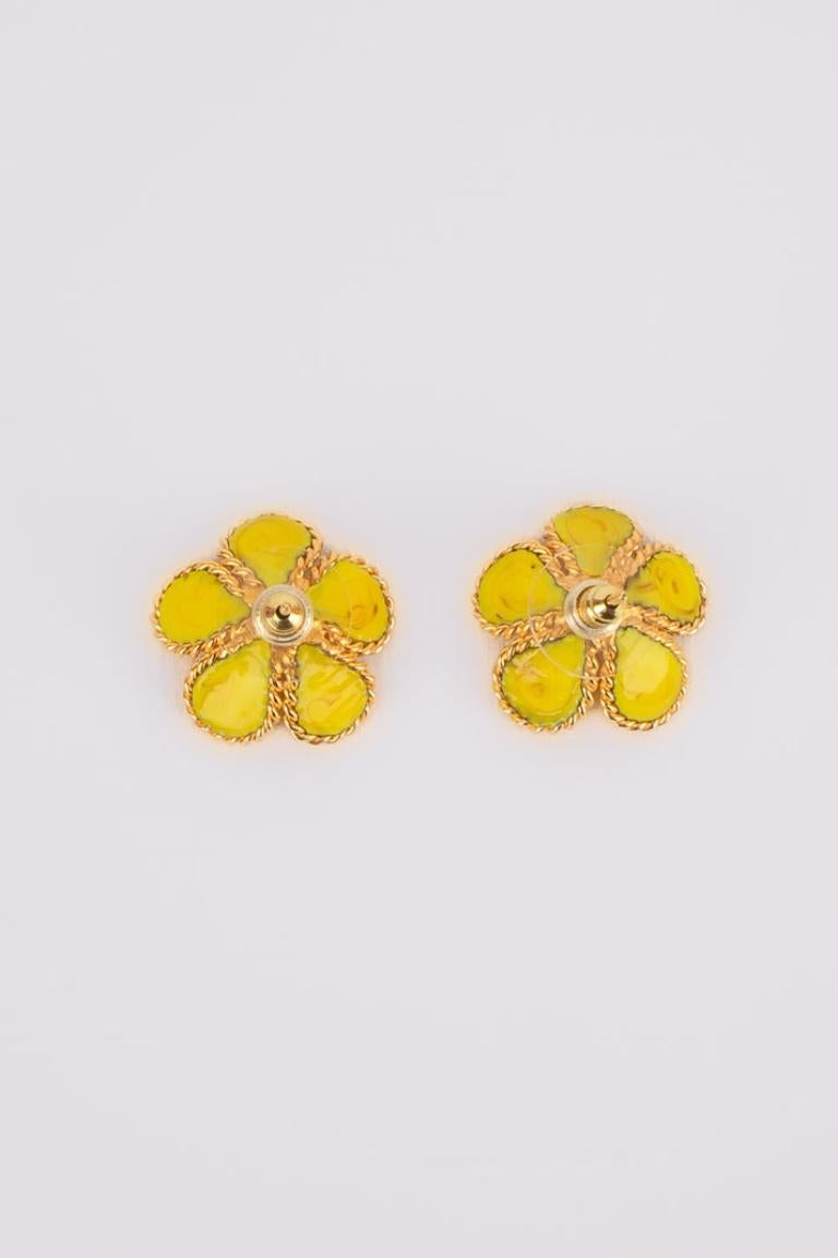 Boucles d'oreilles Augustine Fleur en métal doré avec pâte de verre jaune et strass en vente 1