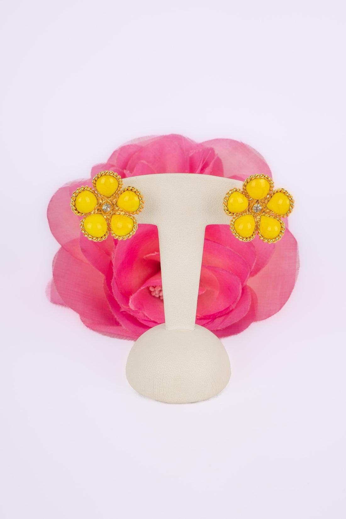 Boucles d'oreilles Augustine Fleur en métal doré avec pâte de verre jaune et strass en vente 2