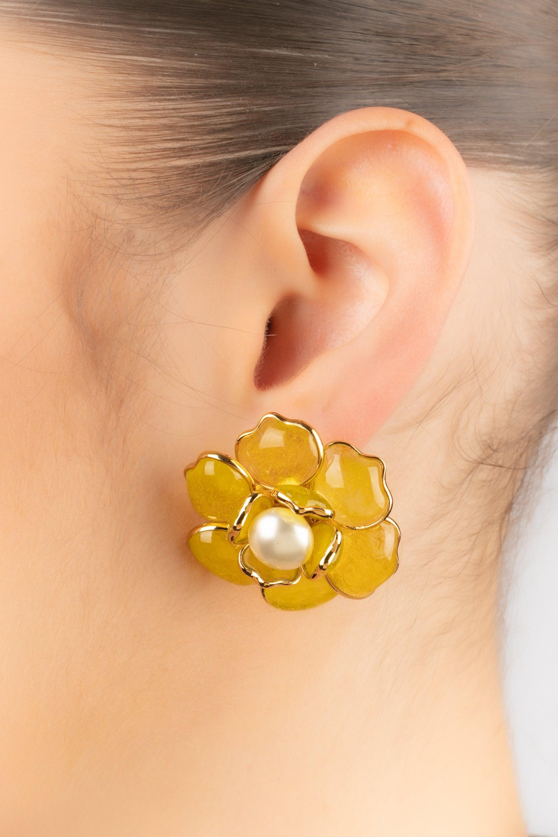 Augustine - (Fabriquée en France) Boucles d'oreilles fleurs en métal doré avec pâte de verre jaune. Le cœur est un cabochon nacré fantaisie.

Informations complémentaires :
Condit : Très bon état.
Dimensions : Diamètre : 3,5 cm

Référence du vendeur
