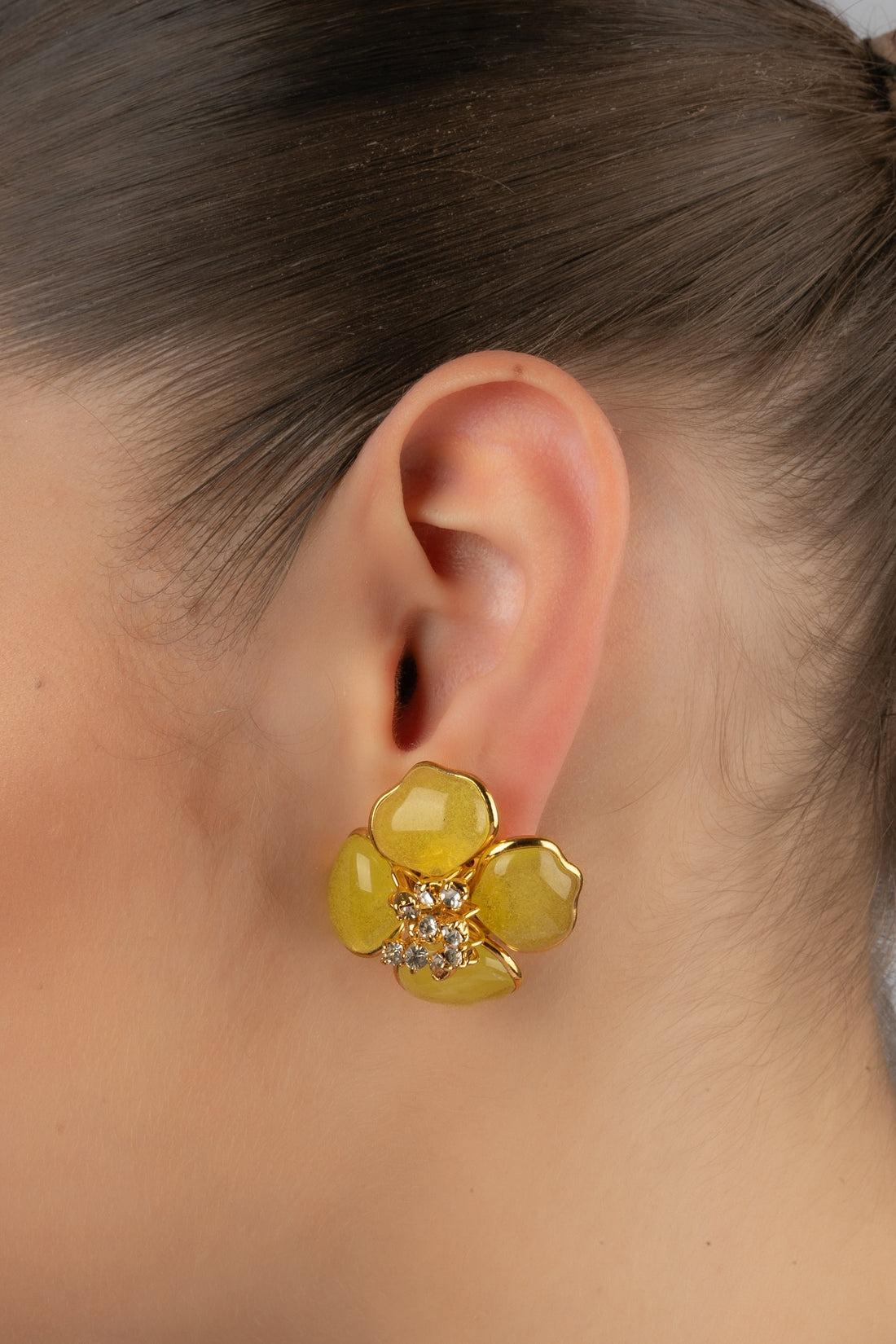 Augustine - (Made in France) Golden metal flower earrings with yellow glass paste and decorated with rhinestones.

Additional information:
Condition: Very good condition
Dimensions: Height: 3.5 cm

Seller Reference: BO272