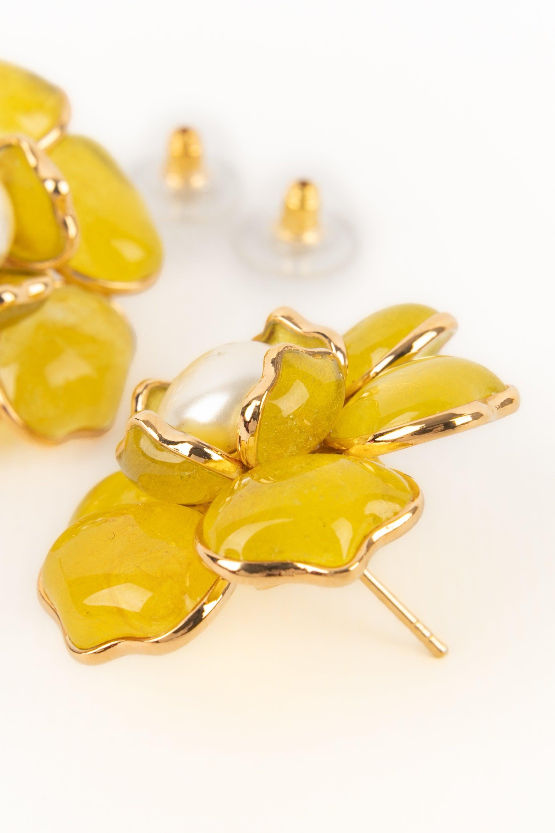 Boucles d'oreilles Augustine Fleur en métal doré avec pâte de verre jaune Excellent état - En vente à SAINT-OUEN-SUR-SEINE, FR