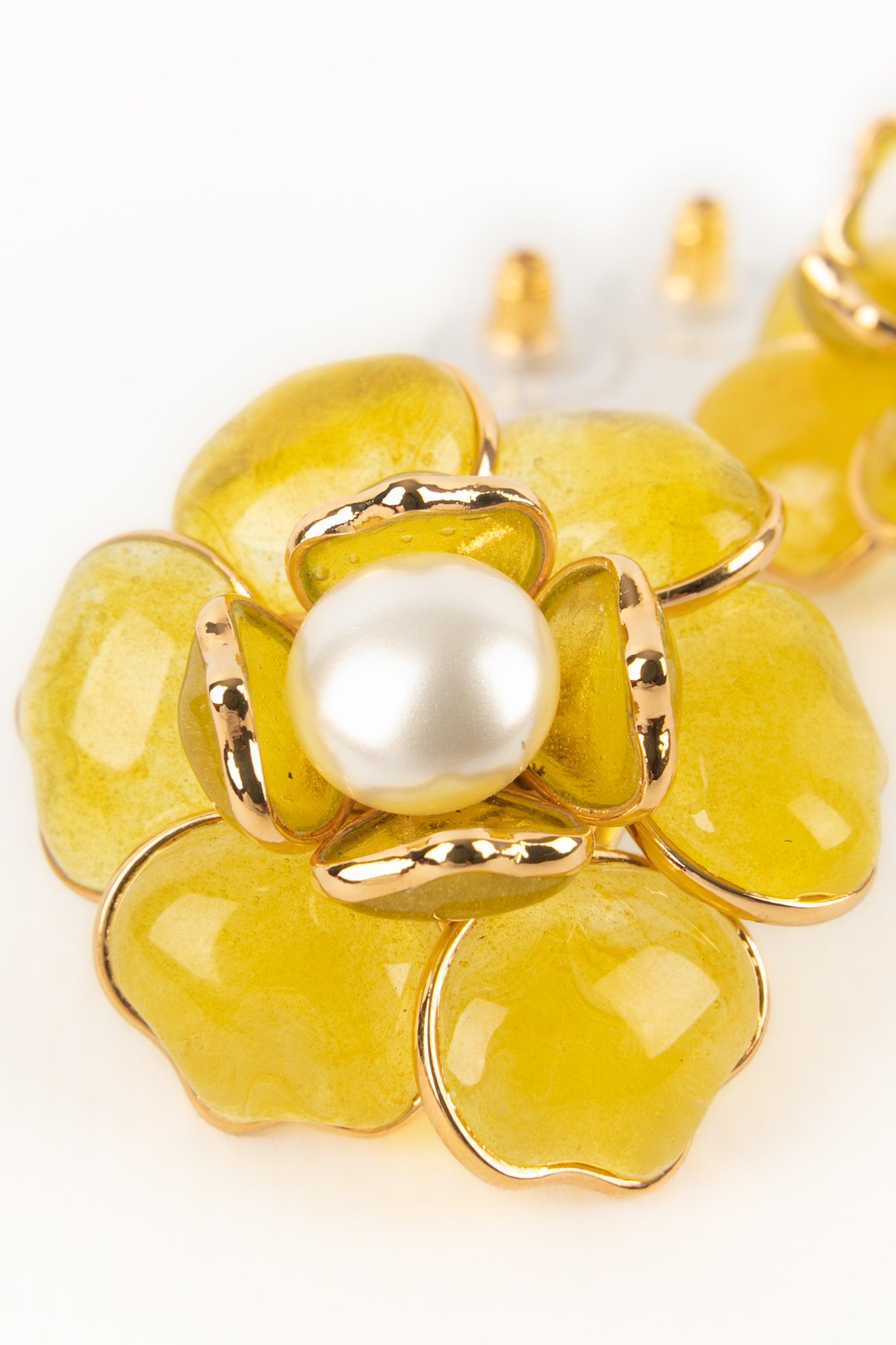 Boucles d'oreilles Augustine Fleur en métal doré avec pâte de verre jaune Pour femmes en vente