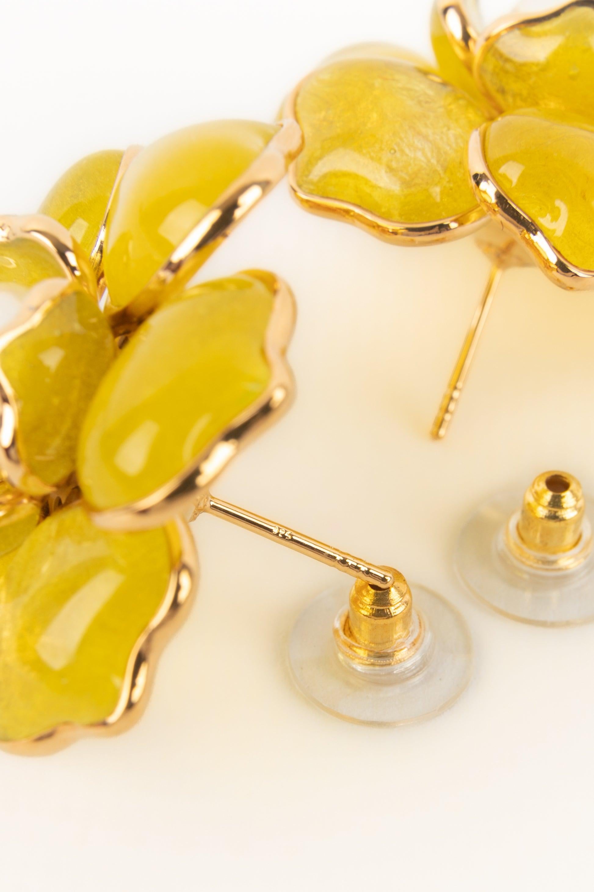 Boucles d'oreilles Augustine Fleur en métal doré avec pâte de verre jaune en vente 3