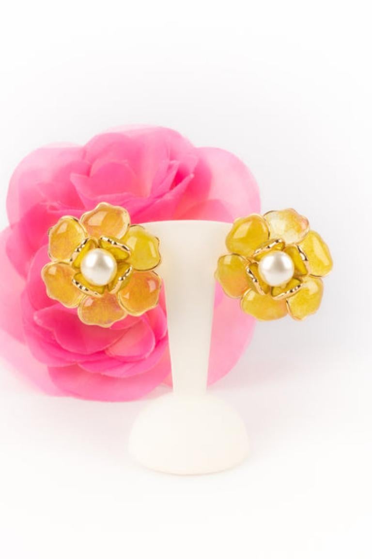 Boucles d'oreilles Augustine Fleur en métal doré avec pâte de verre jaune en vente 4
