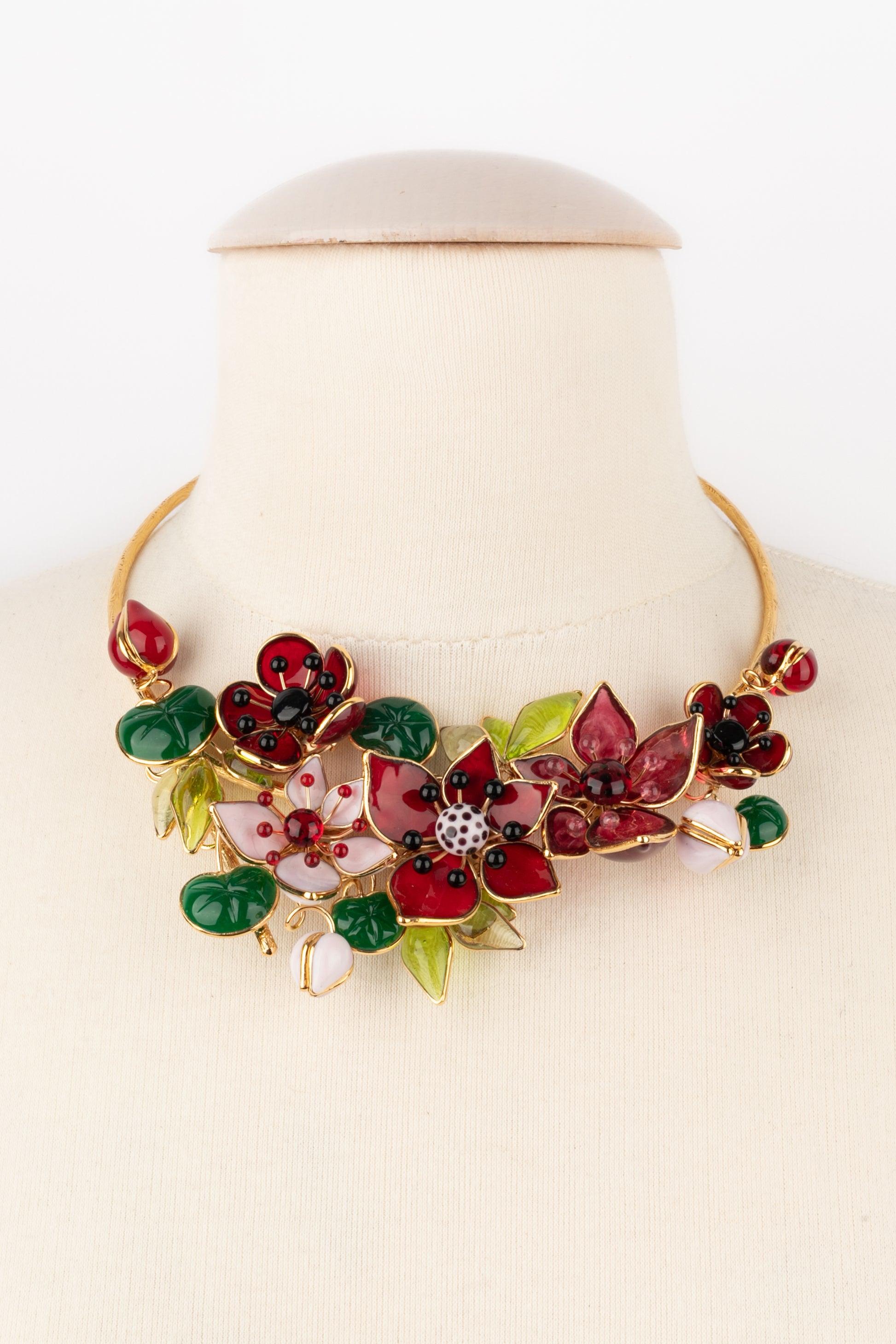 Augustine Golden Metal Flower Necklace with Glass Paste In Excellent Condition For Sale In SAINT-OUEN-SUR-SEINE, FR